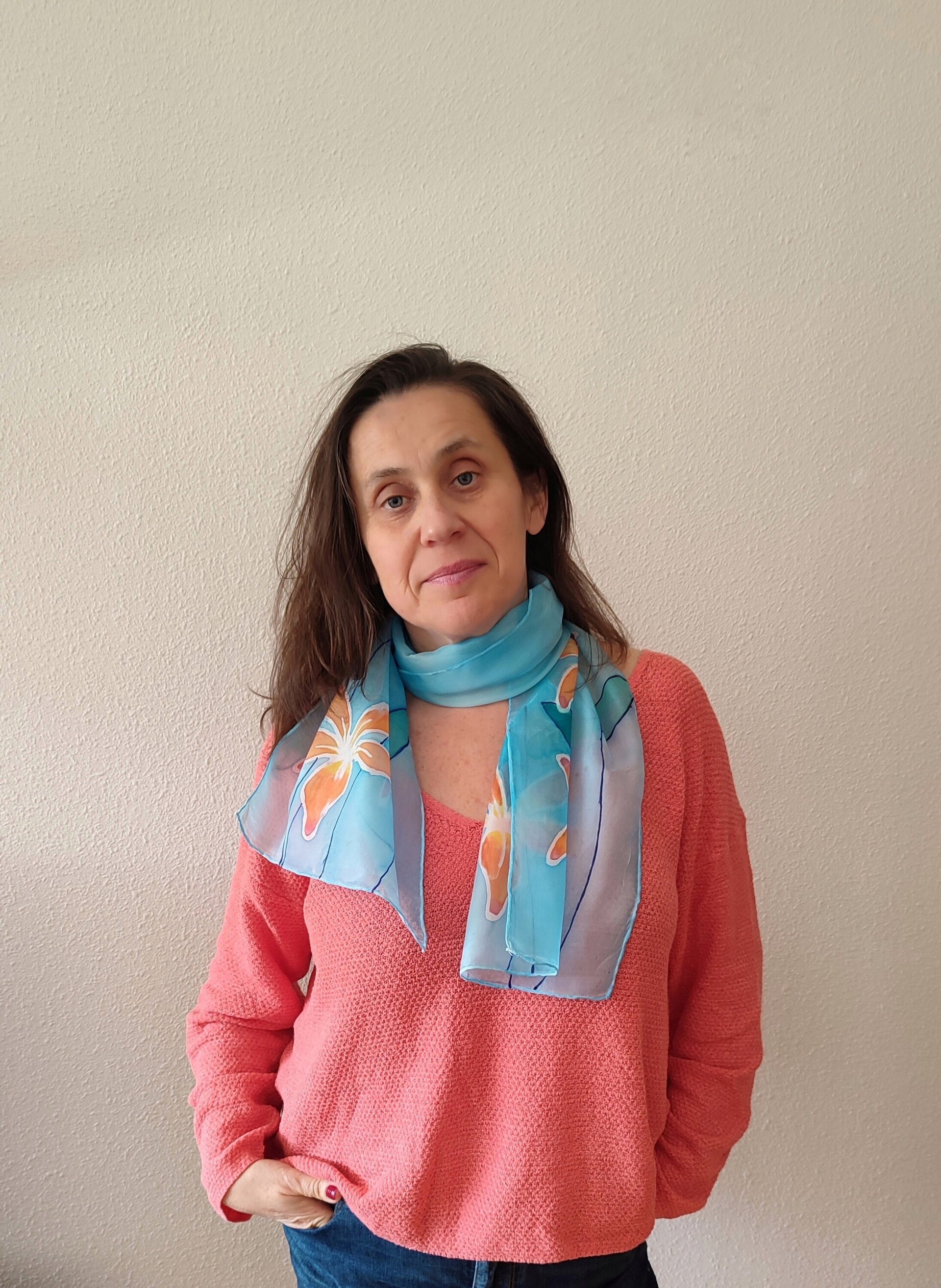 Fular de seda pintado a mano con azucenas naranjas sobre fondo azul - 5