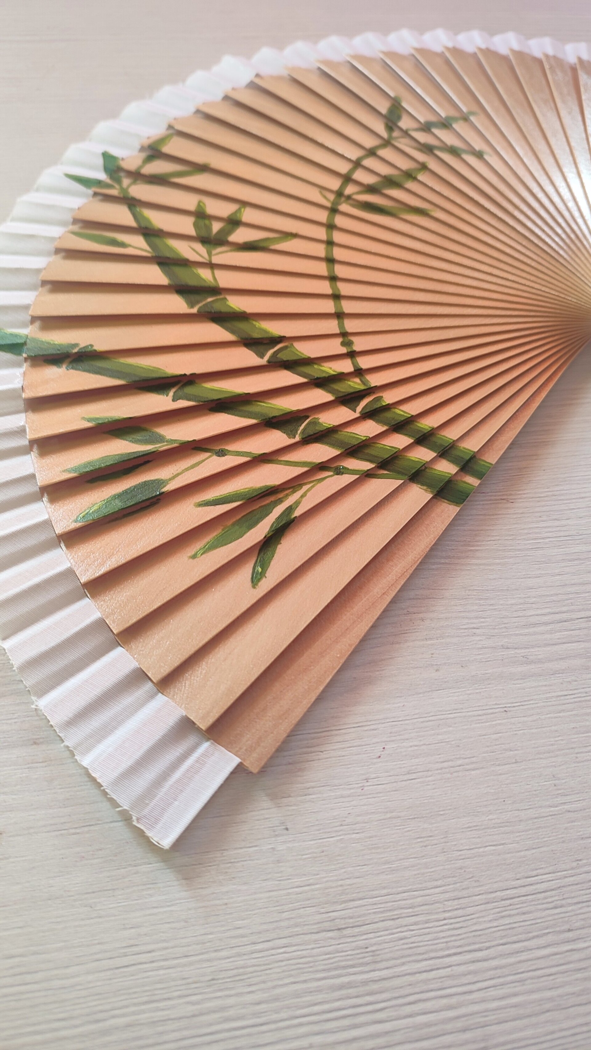 Abanico pintado a mano de madera con diseño de bambú - 3