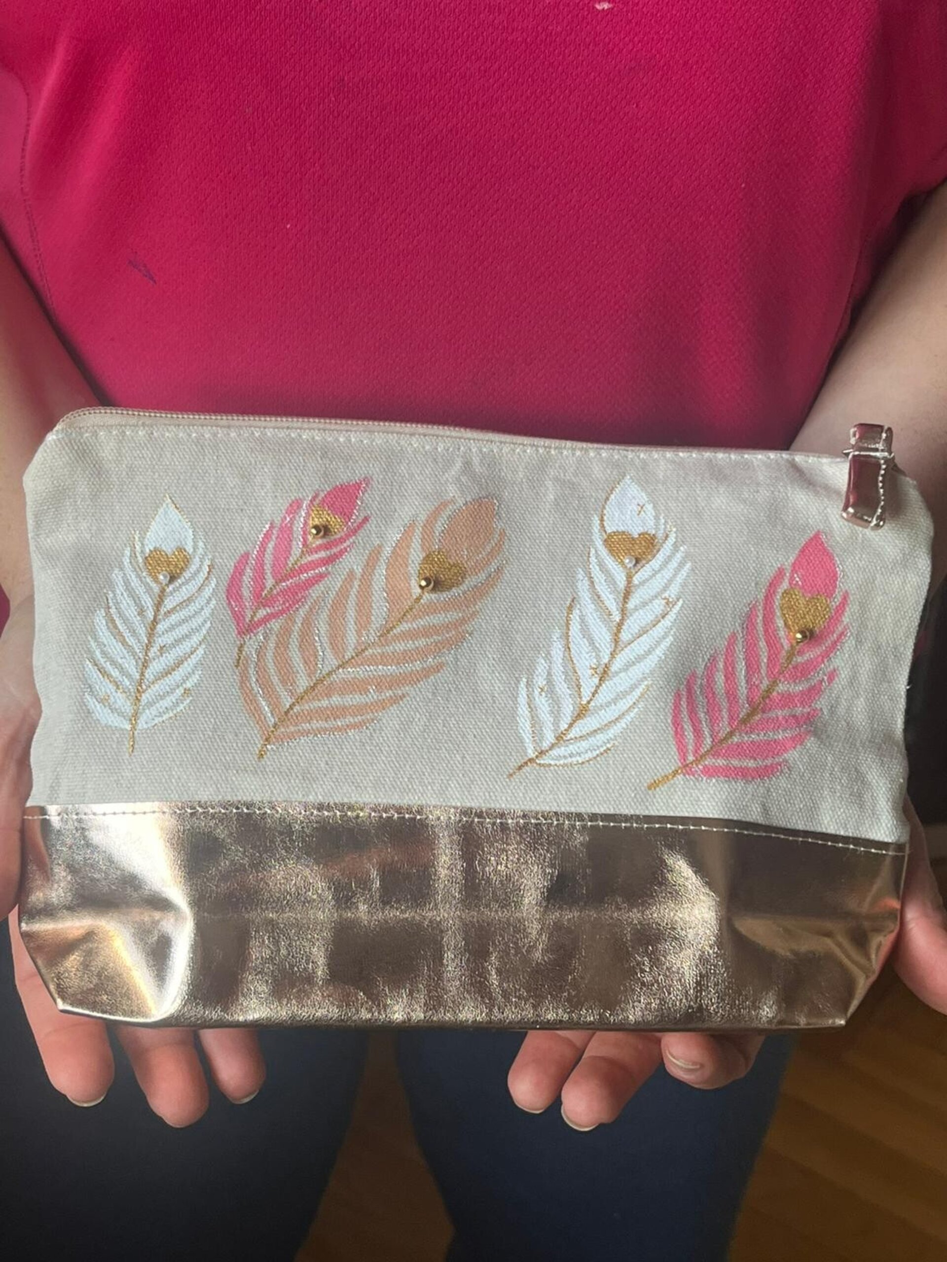 Set de Neceser y Espejo Pintados a Mano con Plumas de Corazón y Perlas Bordadas - 4