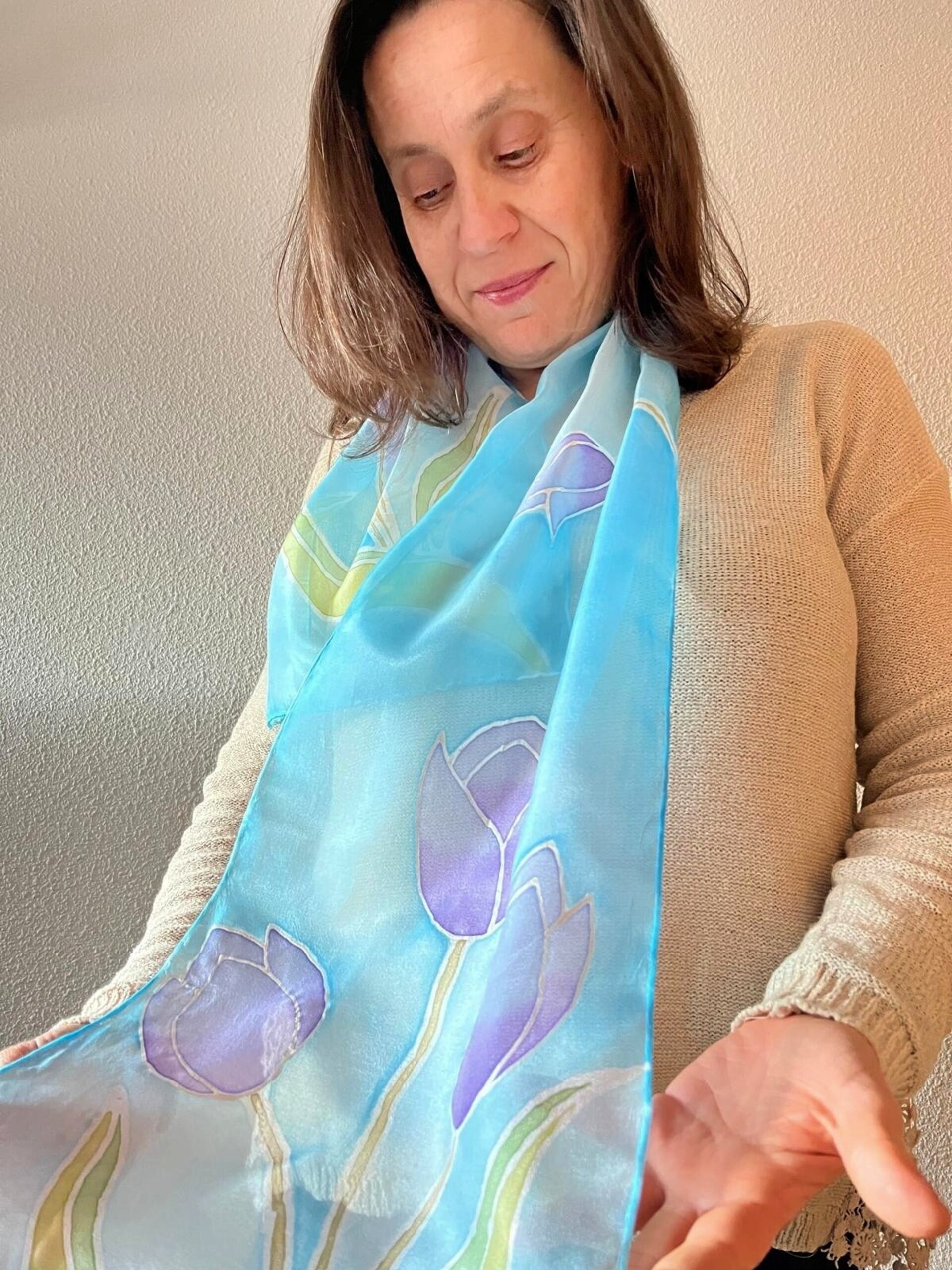 Pañuelo de seda pintado a mano con tulipanes lilas y fondo aguamarina - 6