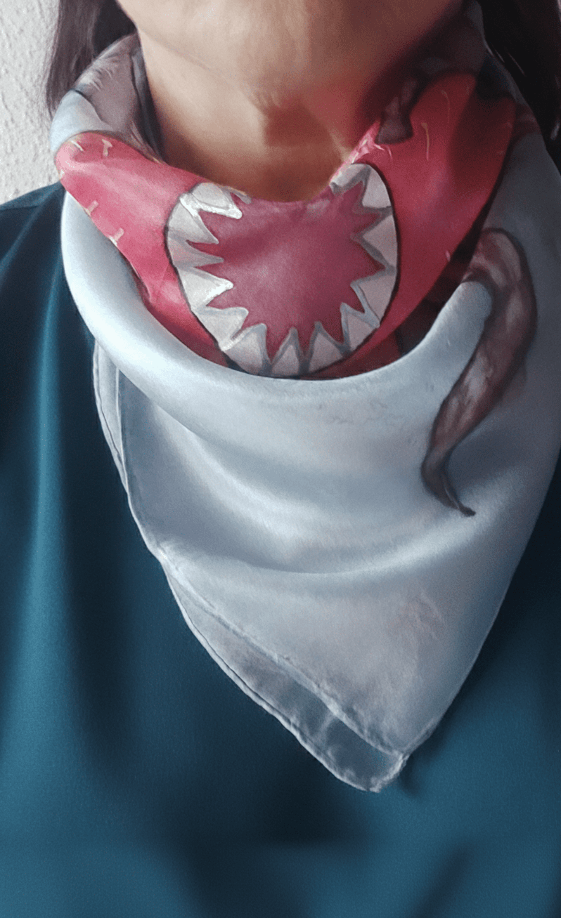 Pañuelo de Seda Natural "Demogorgon" – Pintado a Mano 45x45 cm - 4