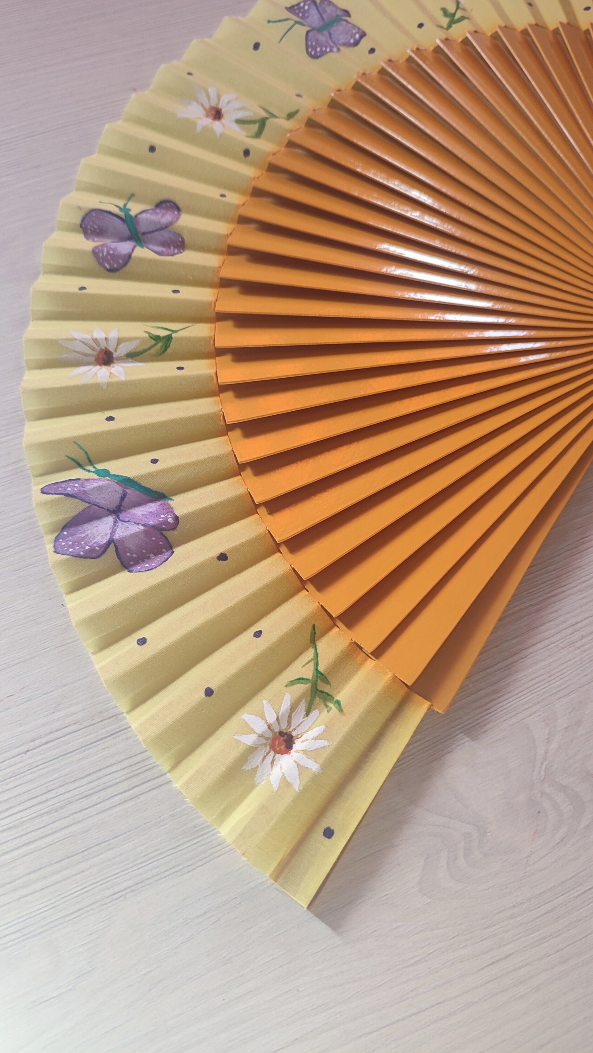 Abanico pintado a mano con margaritas y mariposas lilas - 4