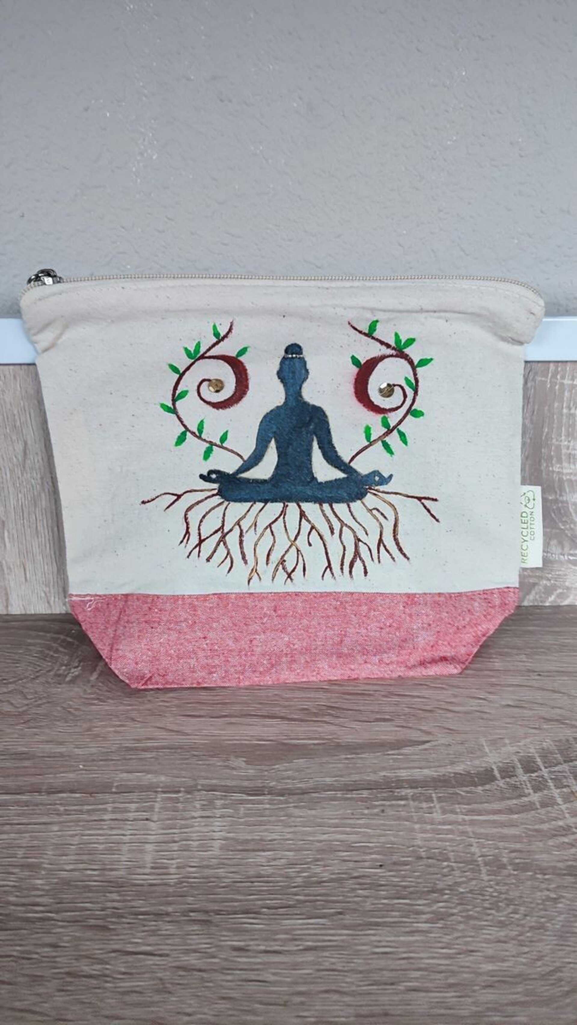 Set de Tote bag y Neceser de Algodón Reciclado Pintado a Mano – Diseño de Medita - 3