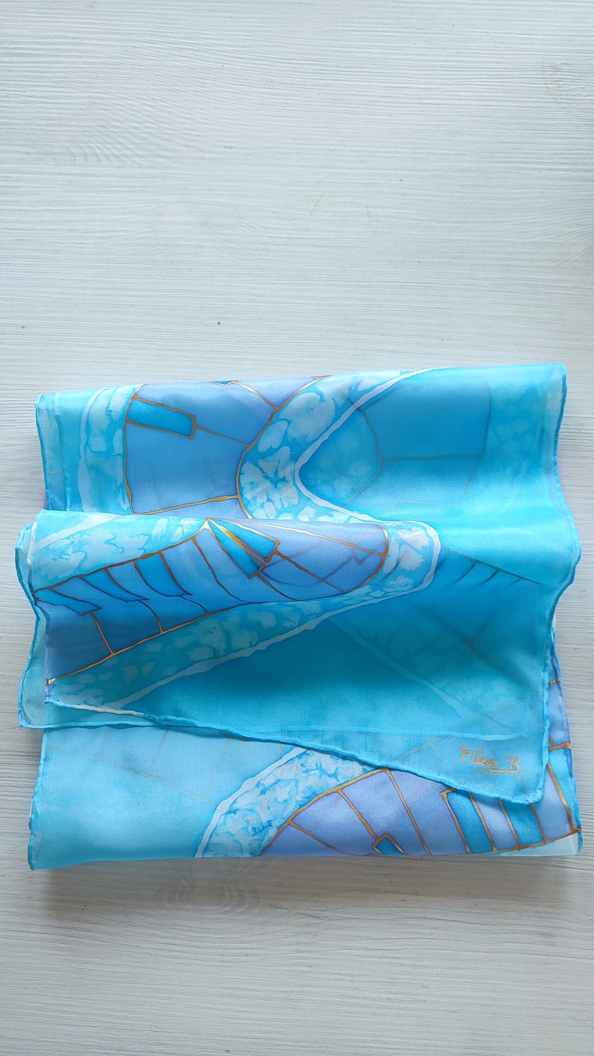 Pañuelo de Seda Pintado a Mano con Diseño de Piano en Tonos Azules - 6