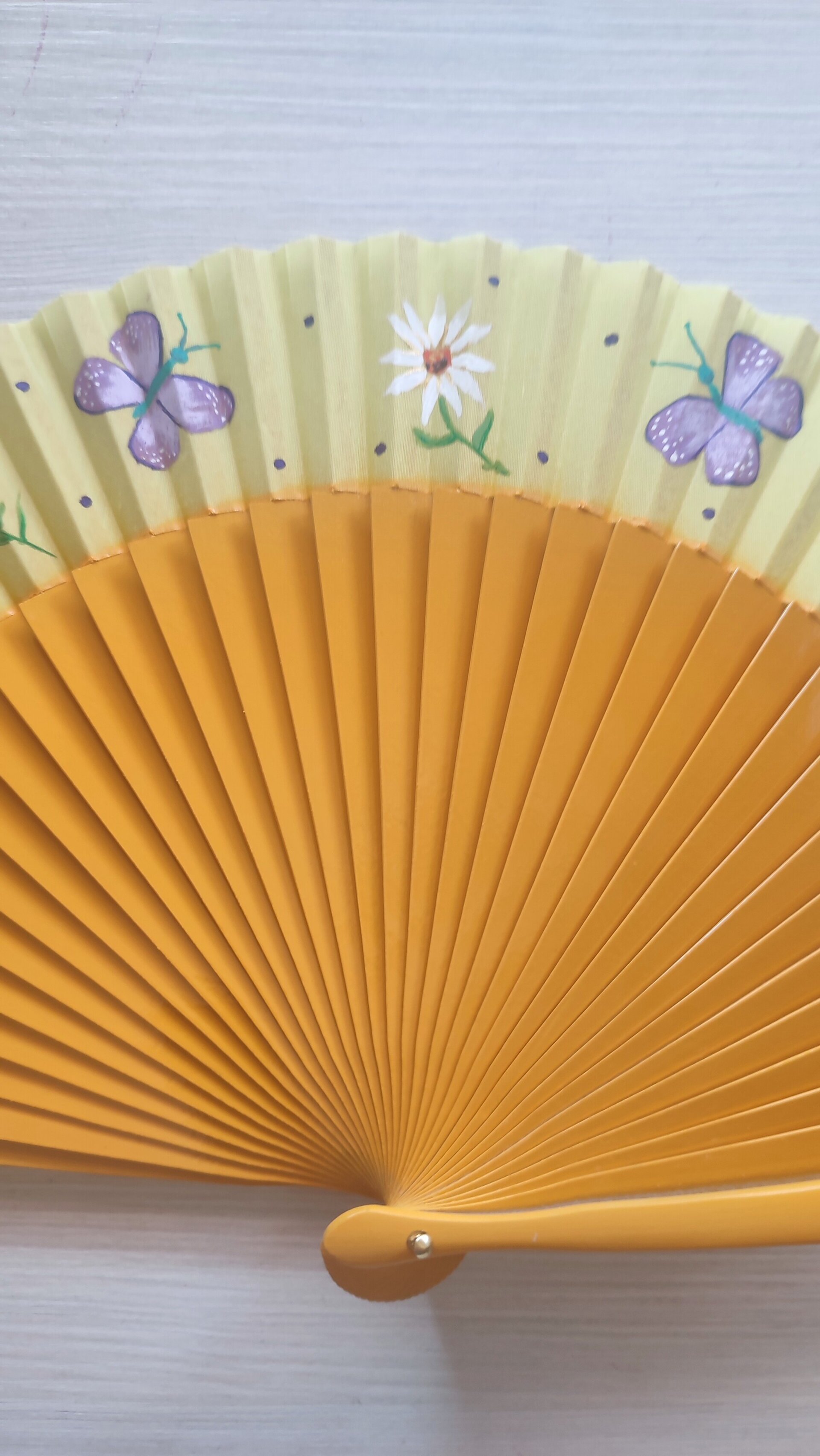 Abanico pintado a mano con margaritas y mariposas lilas - 3