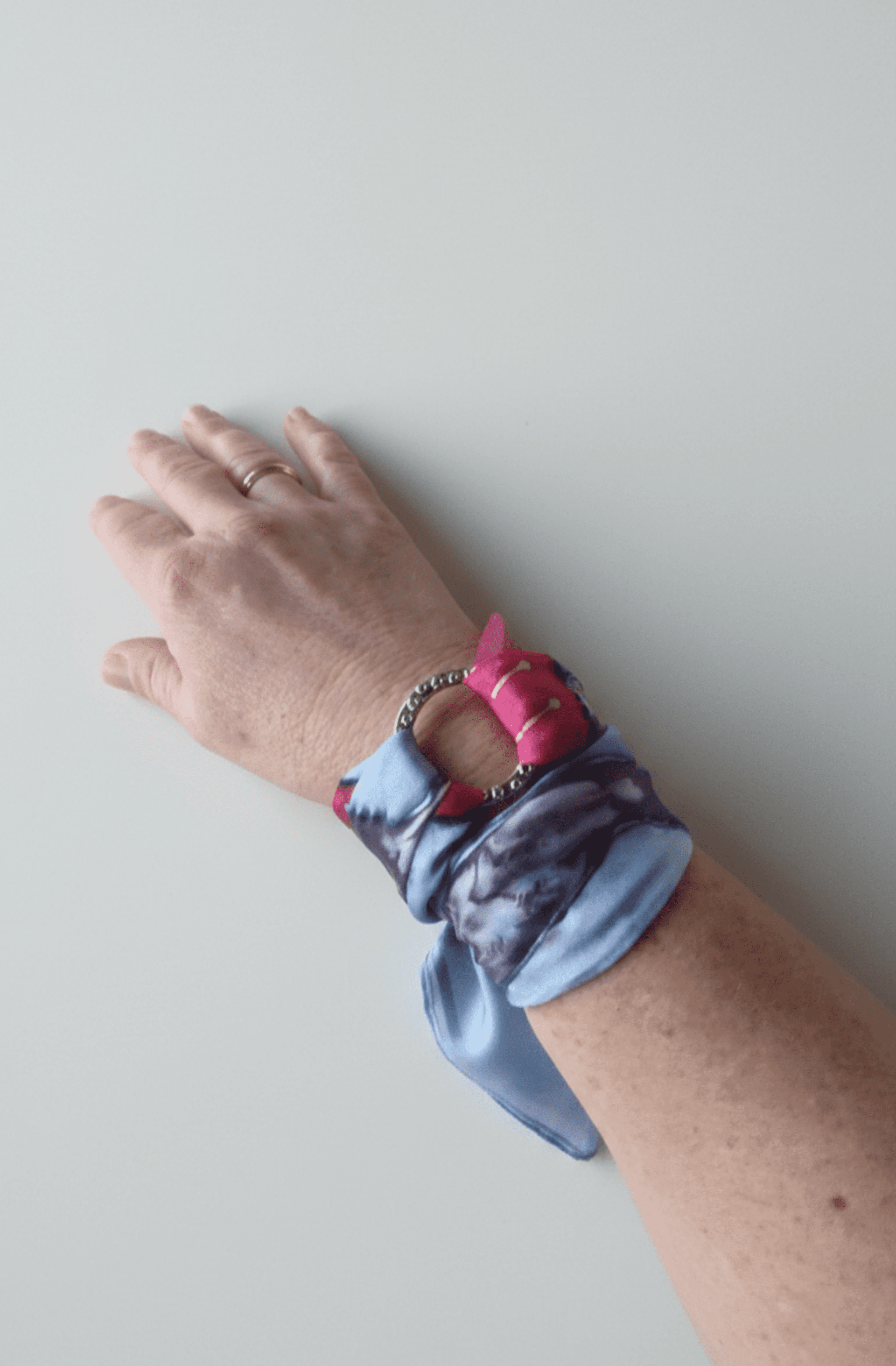 Pañuelo de Seda Natural "Demogorgon" – Pintado a Mano 45x45 cm - 3