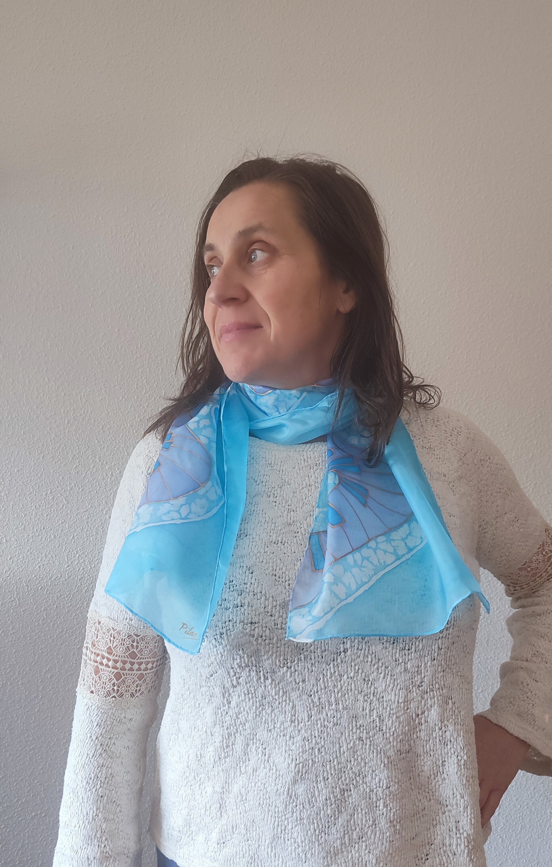 Pañuelo de Seda Pintado a Mano con Diseño de Piano en Tonos Azules - 2