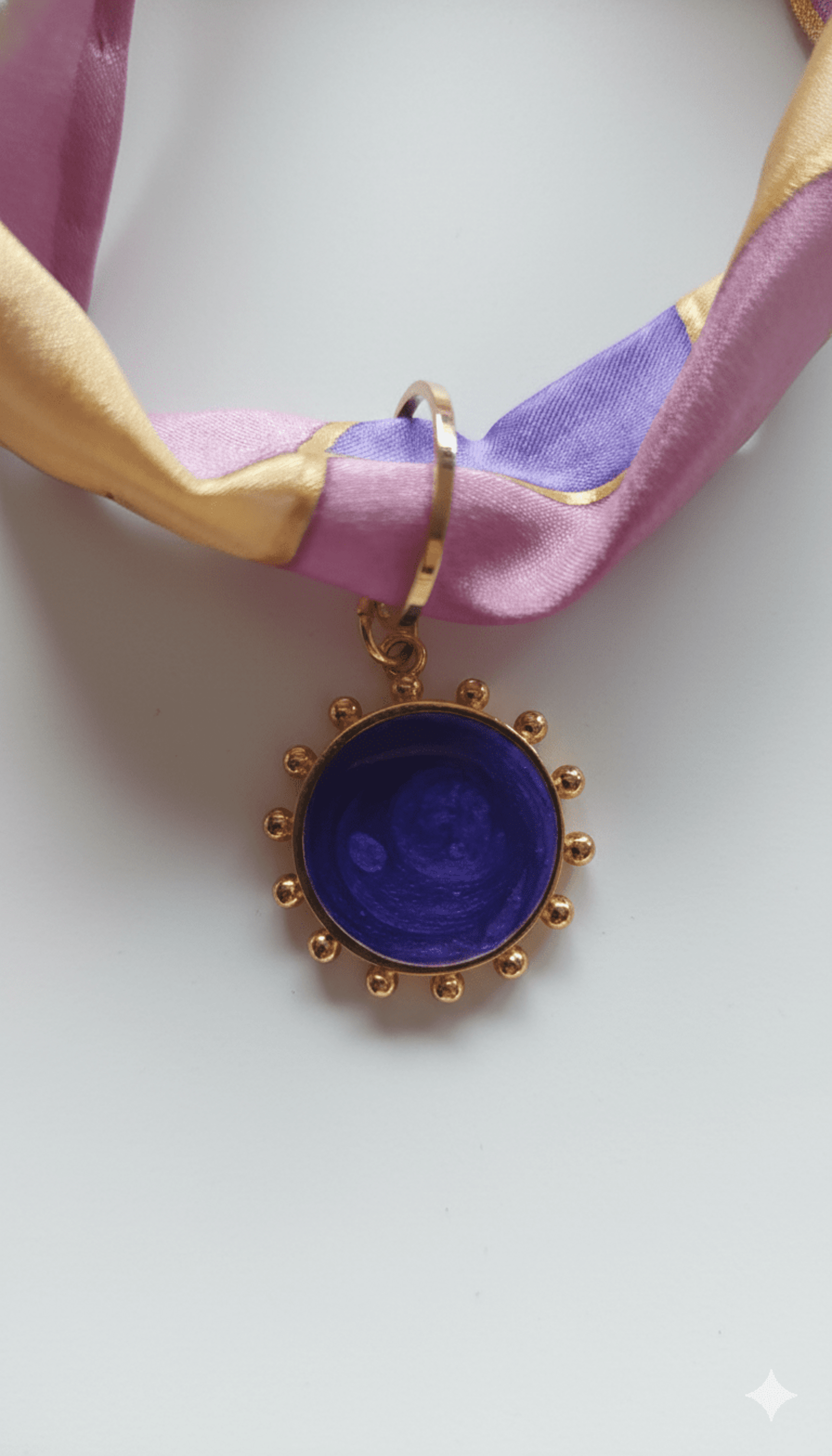 Collar con cinta de seda pintada y colgante chapado en oro - 7