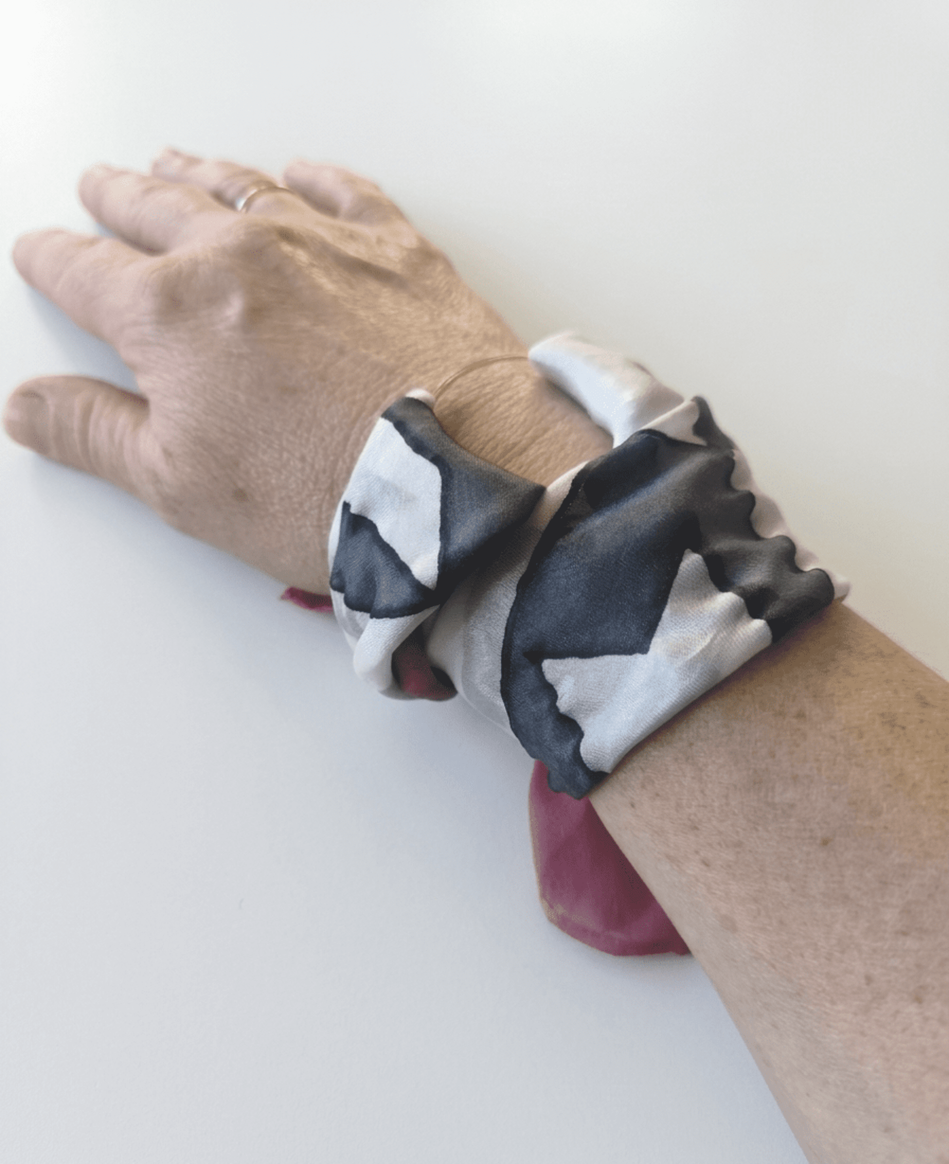 Pañuelo o brazalete de Seda Natural Pintado a Mano - Diseño París - 3