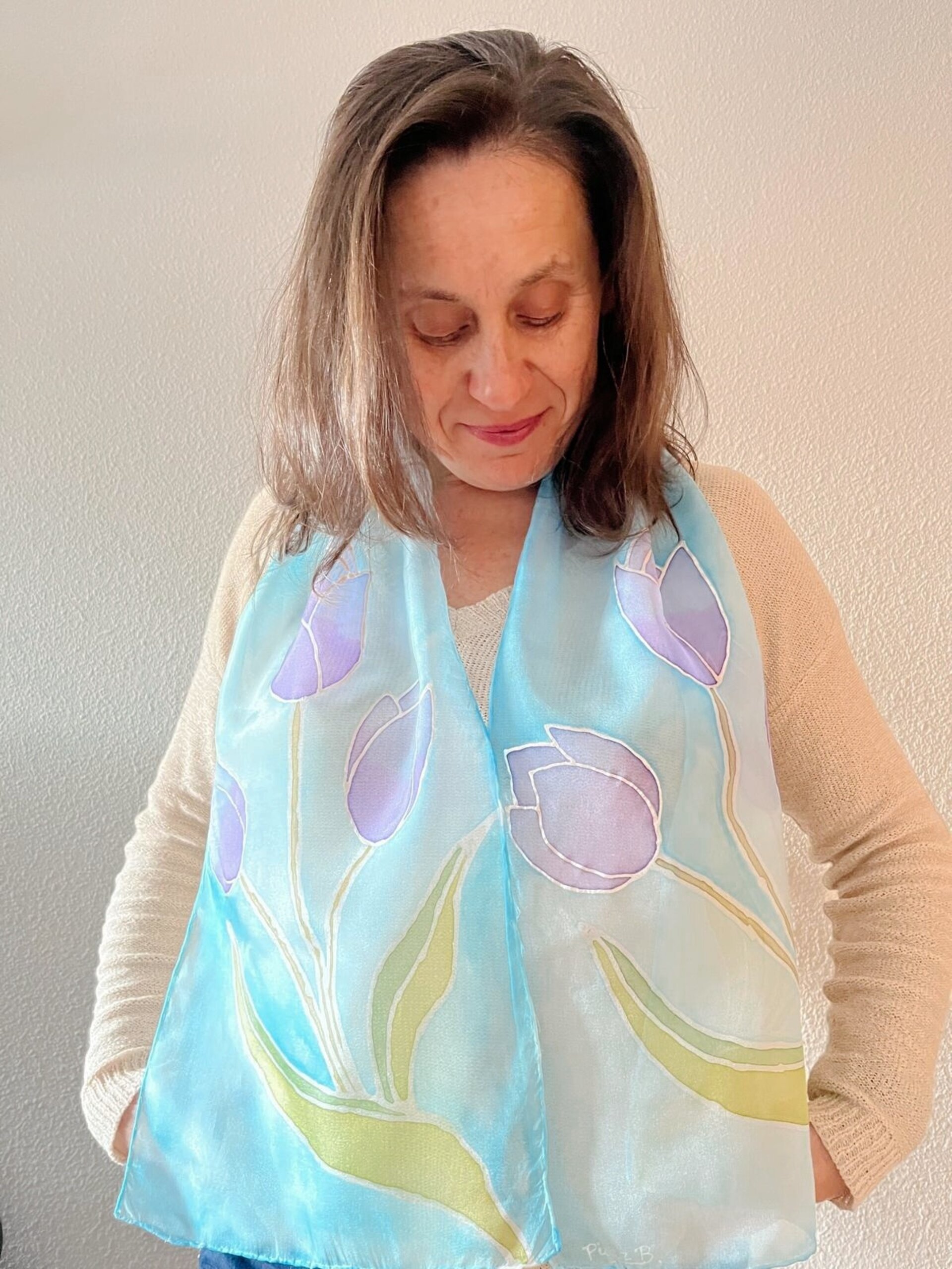 Pañuelo de seda pintado a mano con tulipanes lilas y fondo aguamarina - 2