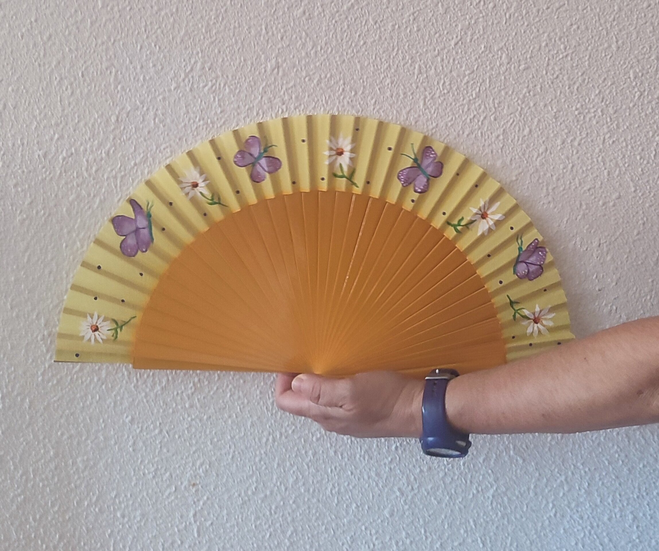 Abanico pintado a mano con margaritas y mariposas lilas - 2