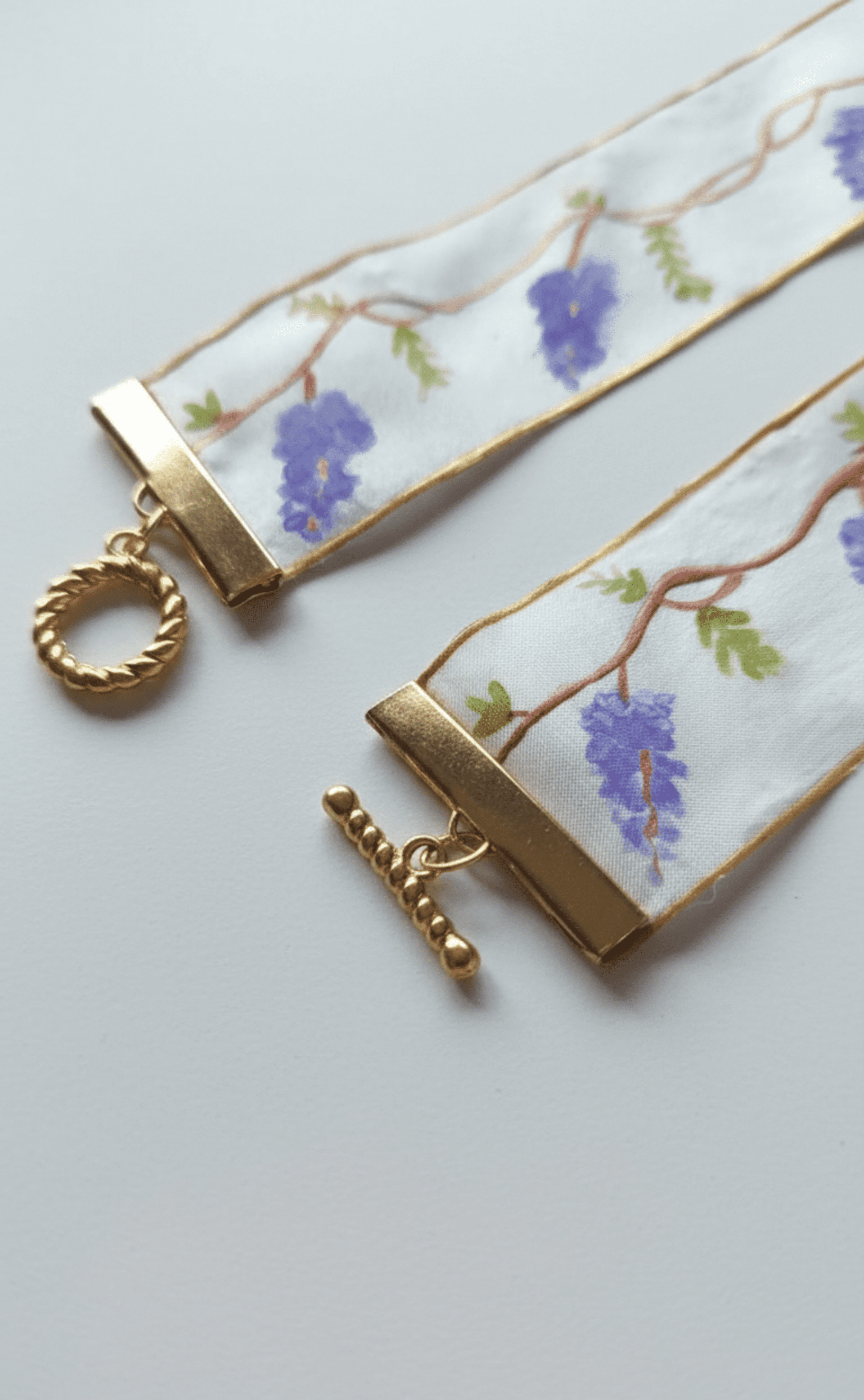 Pulsera de Seda pintada a mano con Diseño de Glicinias y Cierre chapado en oro - 3