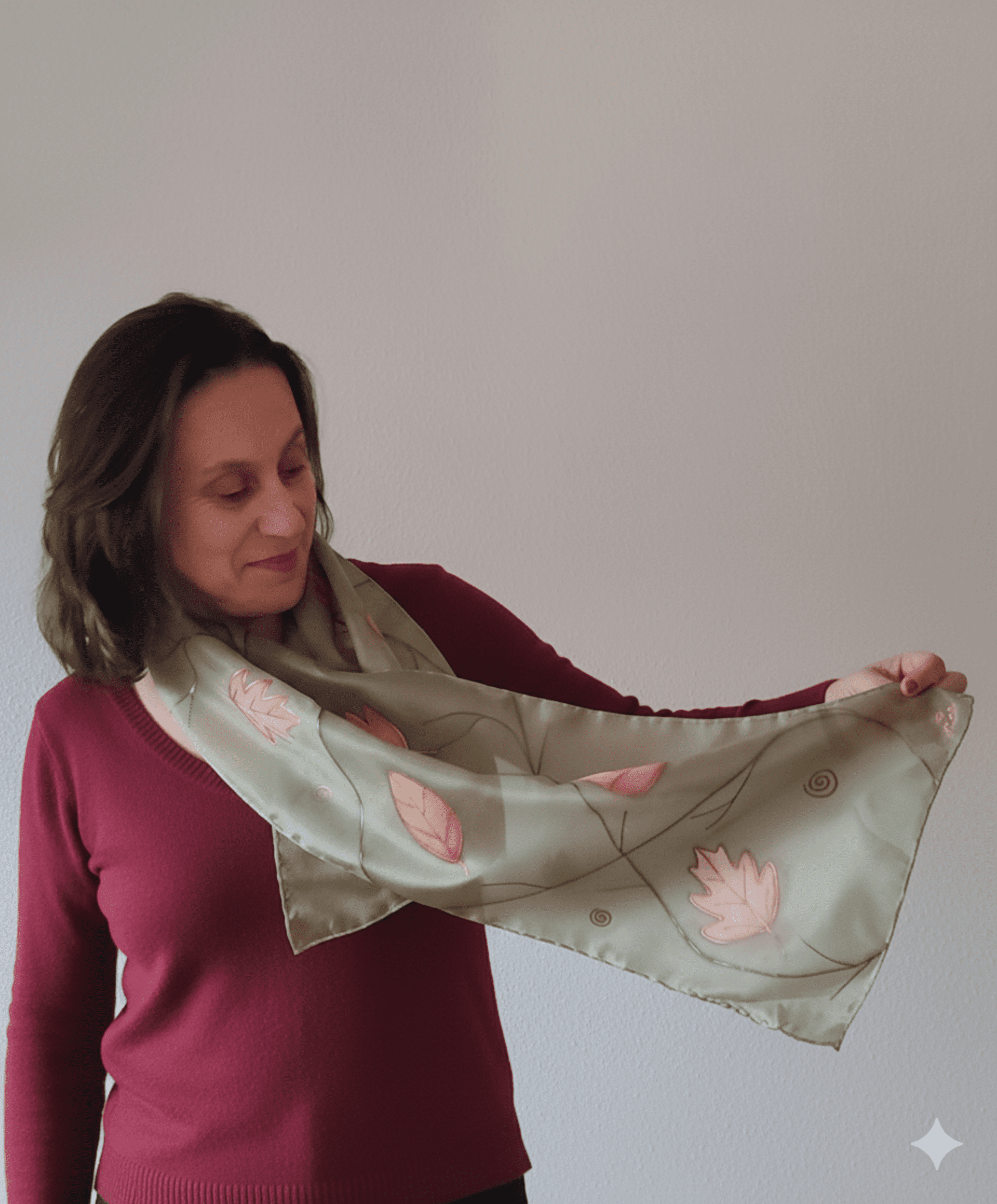 Pañuelo de seda pintado a mano con hojas otoñales en tonos verdes y rosados - 4