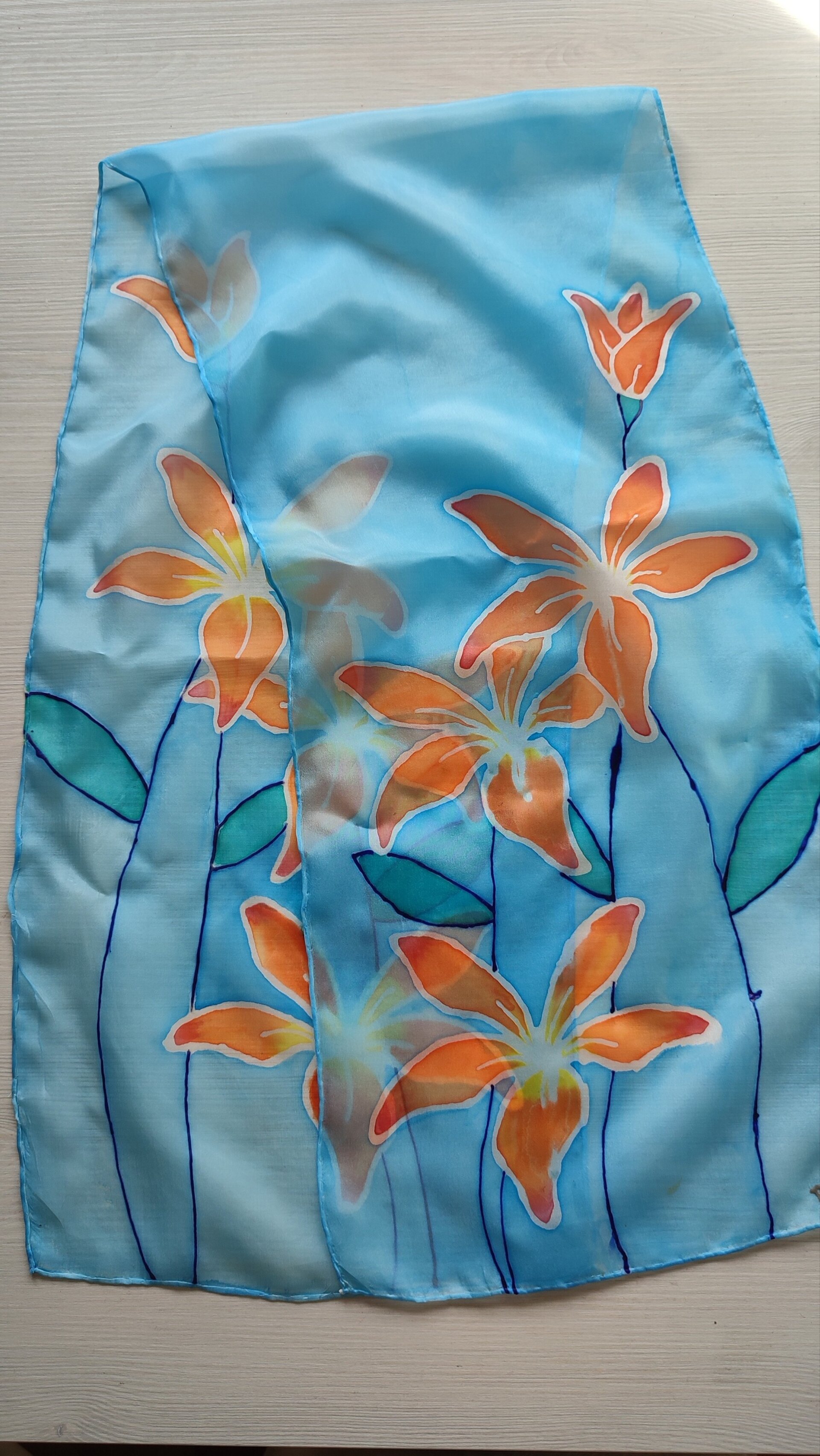 Fular de seda pintado a mano con azucenas naranjas sobre fondo azul - 3