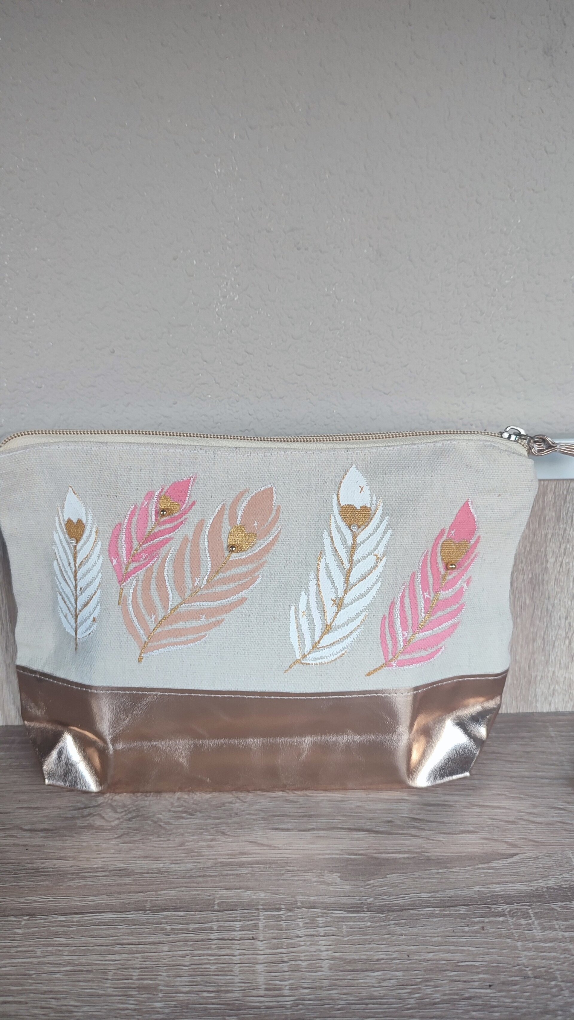 Set de Neceser y Espejo Pintados a Mano con Plumas de Corazón y Perlas Bordadas - 2