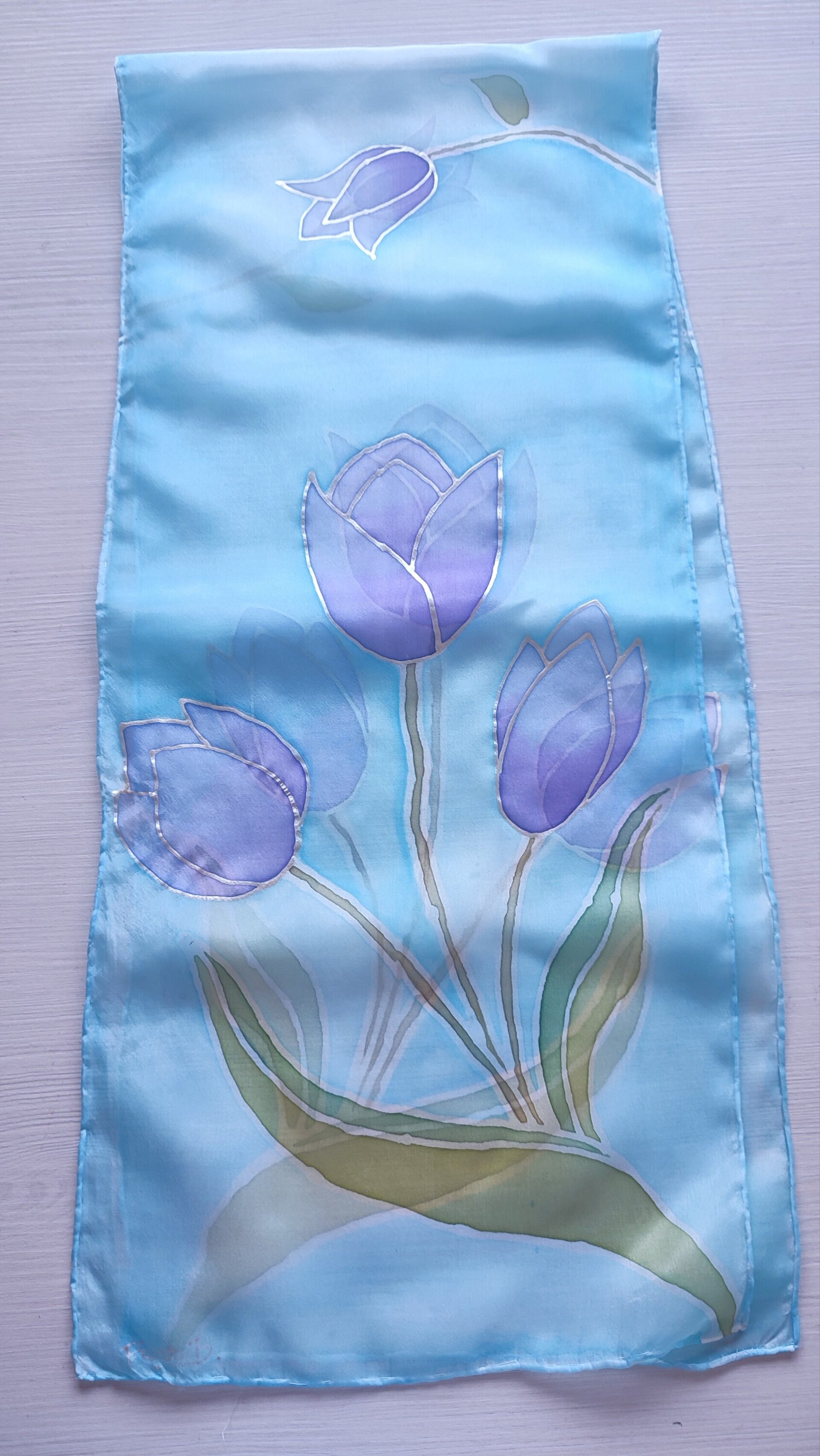 Pañuelo de seda pintado a mano con tulipanes lilas y fondo aguamarina - 3