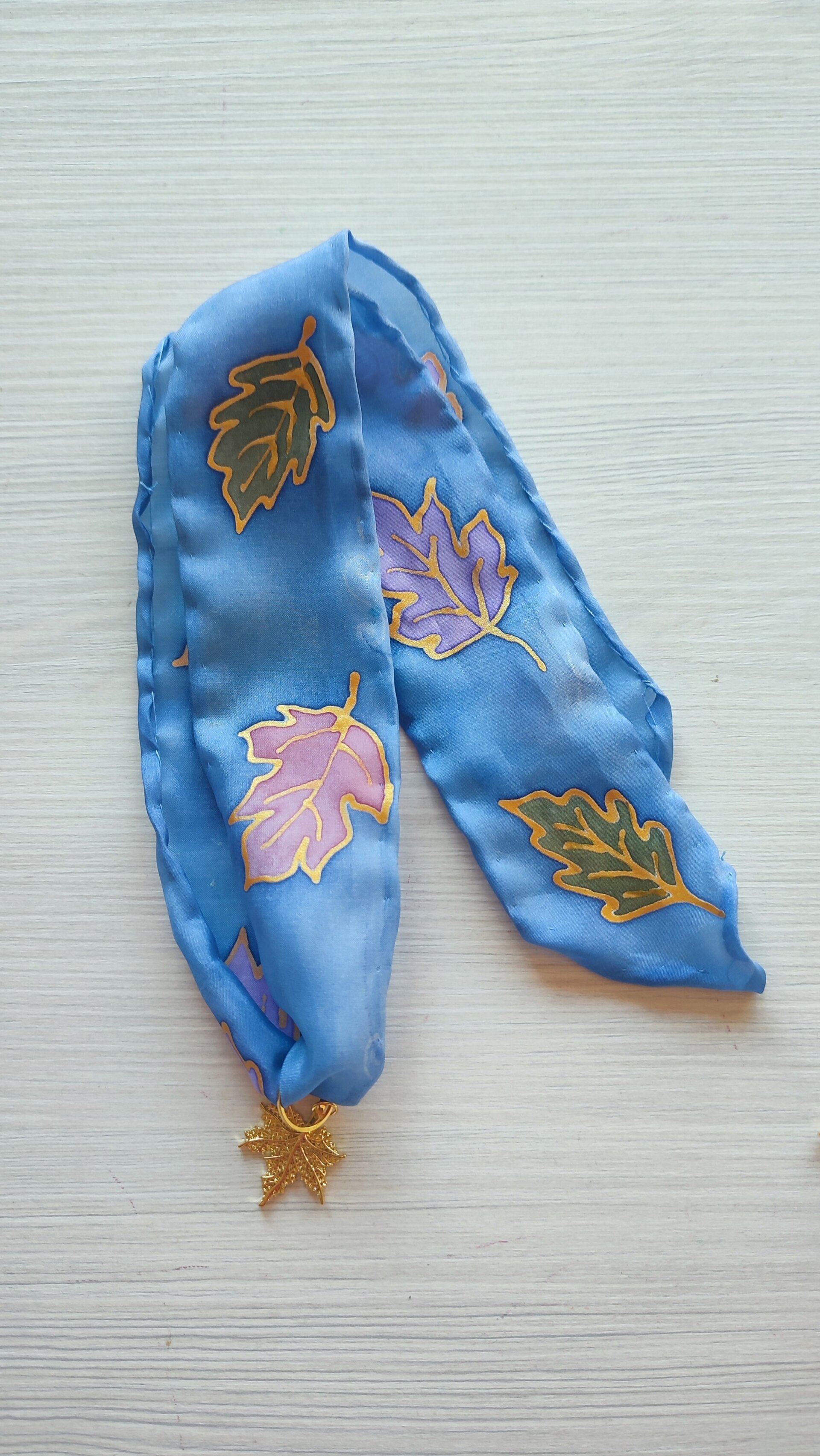 Gargantilla de seda pintada a mano con hoja chapada en oro - 5