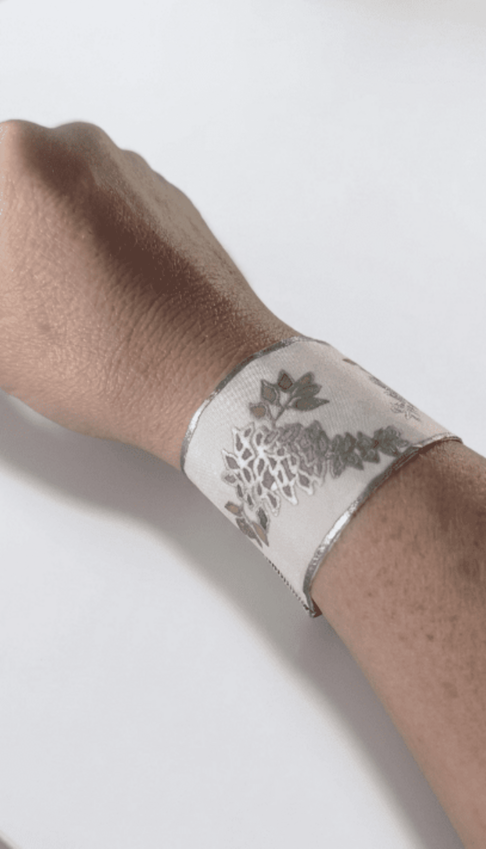 Pulsera Seda Natural Pintada a Mano • Estilo Bridgerton • Glicinias y Rodio - 3