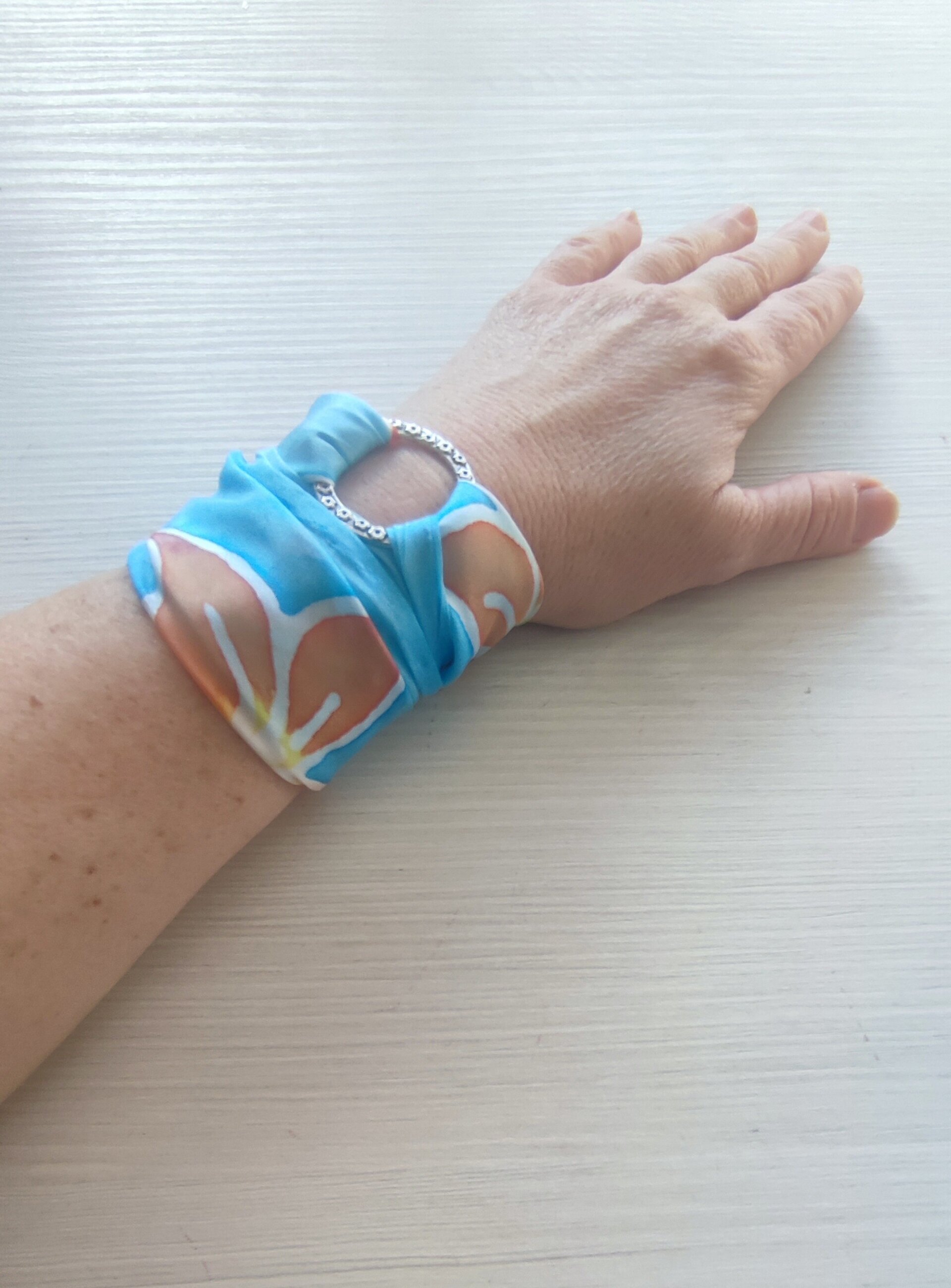 Brazalete de seda pintado a mano con azucenas - 2