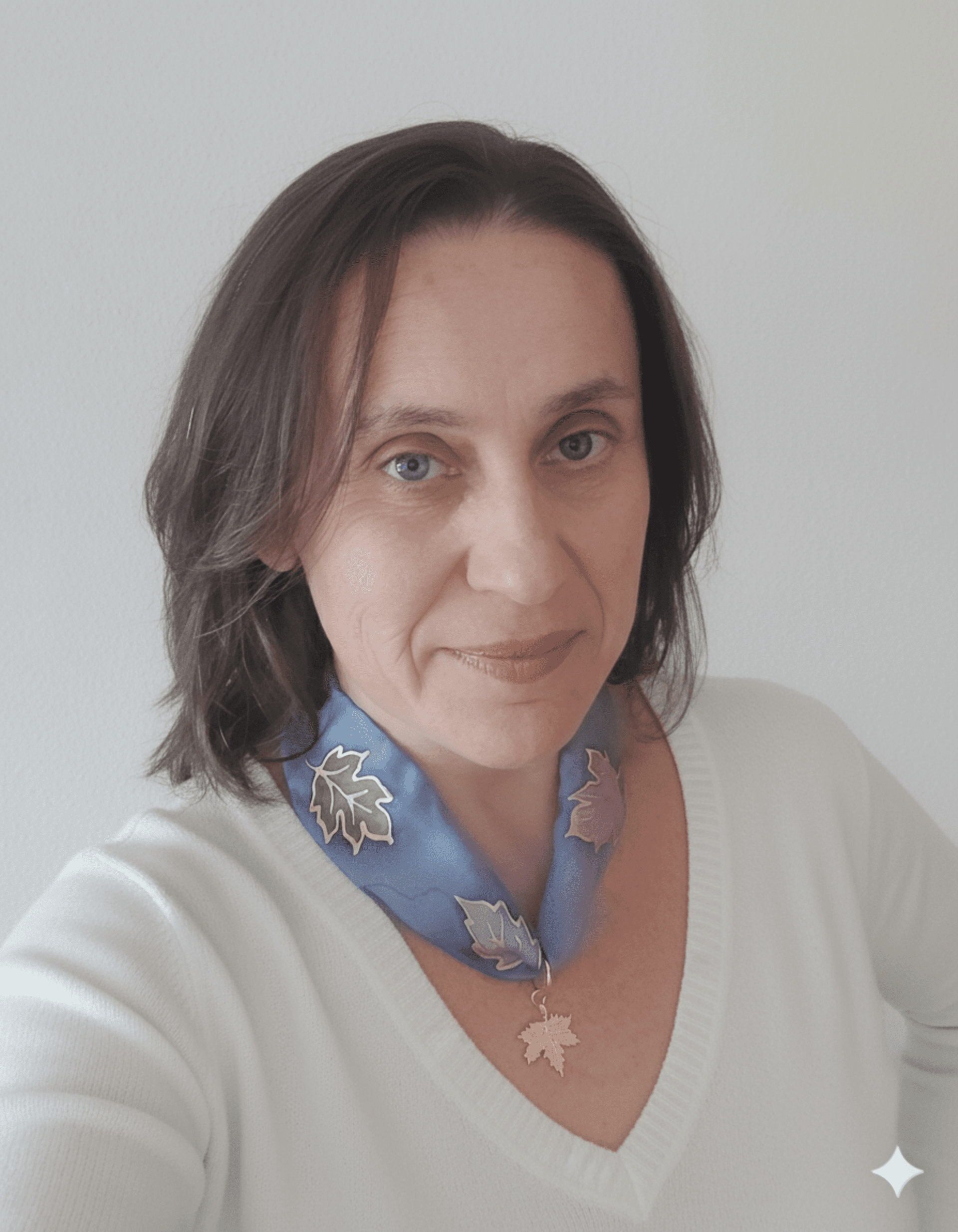 Gargantilla de seda pintada a mano con hoja chapada en oro - 4