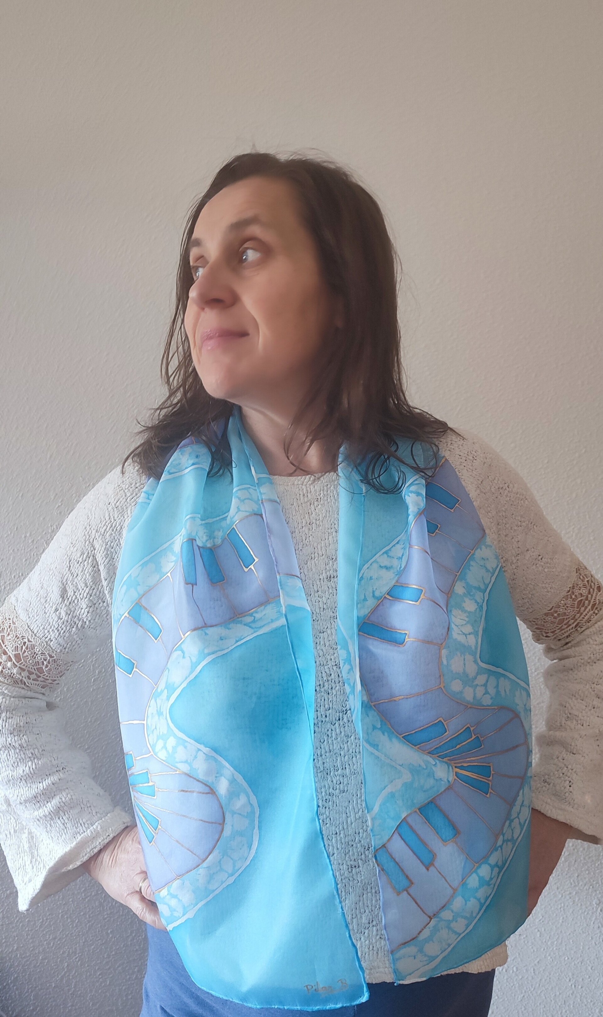 Pañuelo de Seda Pintado a Mano con Diseño de Piano en Tonos Azules - 3