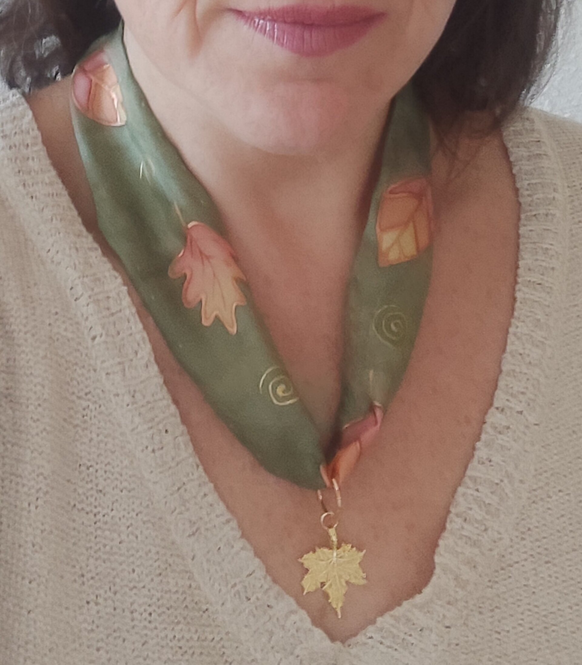 Gargantilla de seda pintada a mano con hoja chapada en oro - 3