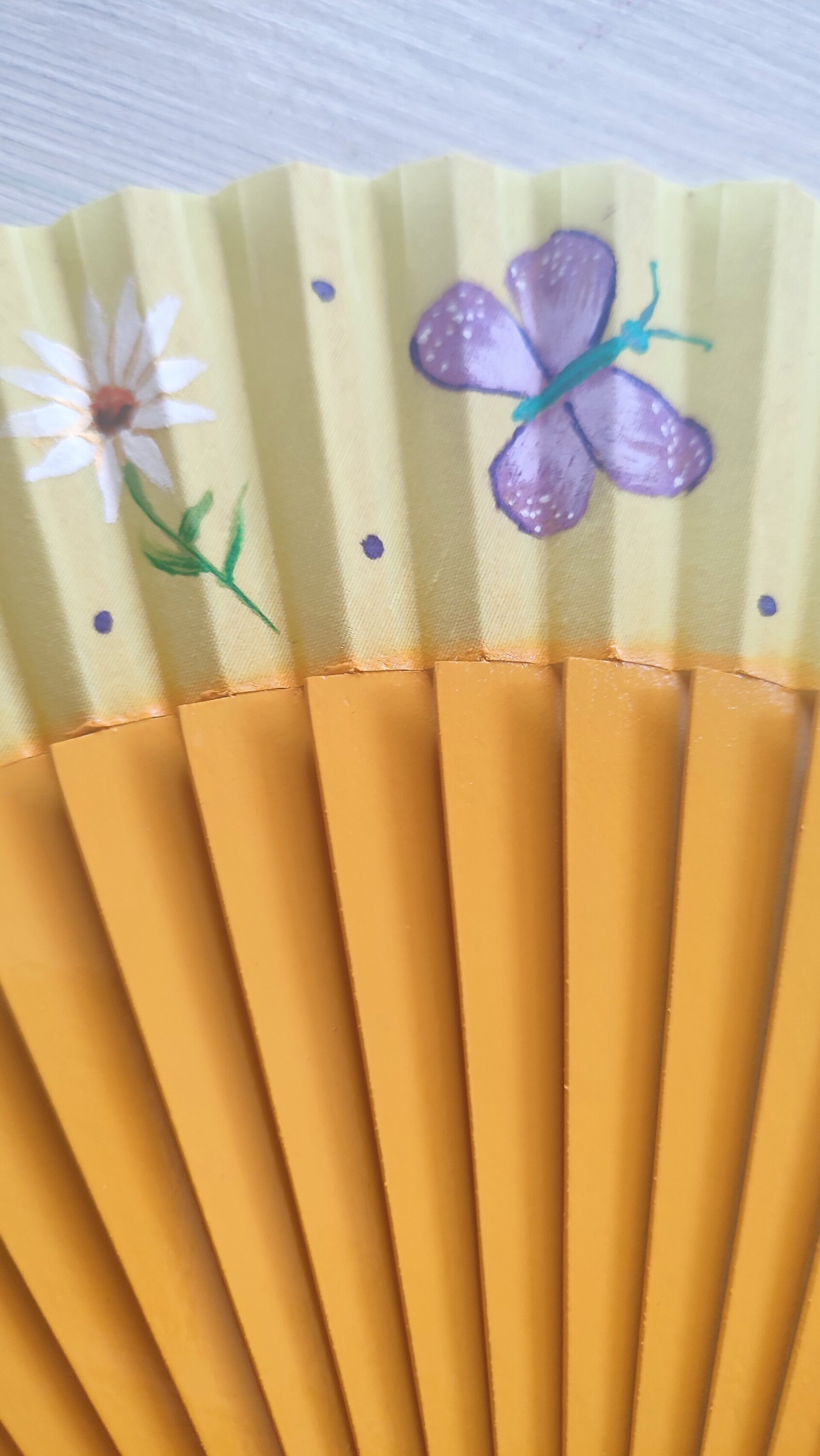 Abanico pintado a mano con margaritas y mariposas lilas - 6