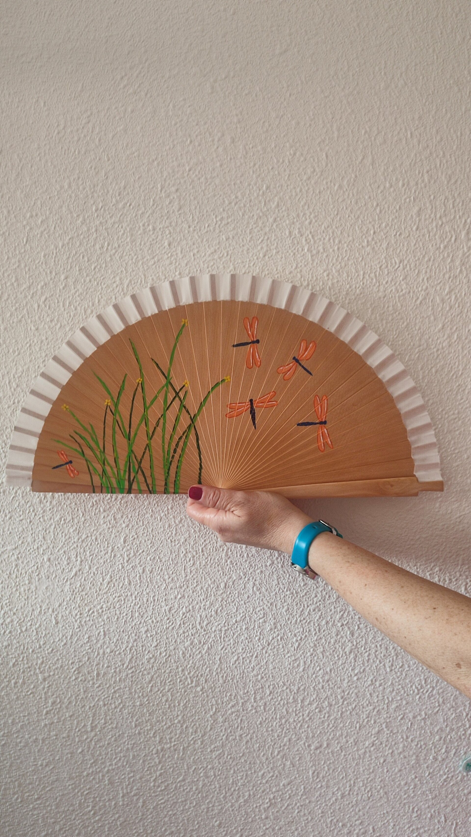 Abanico pintado a mano con libélulas y juncos - 2