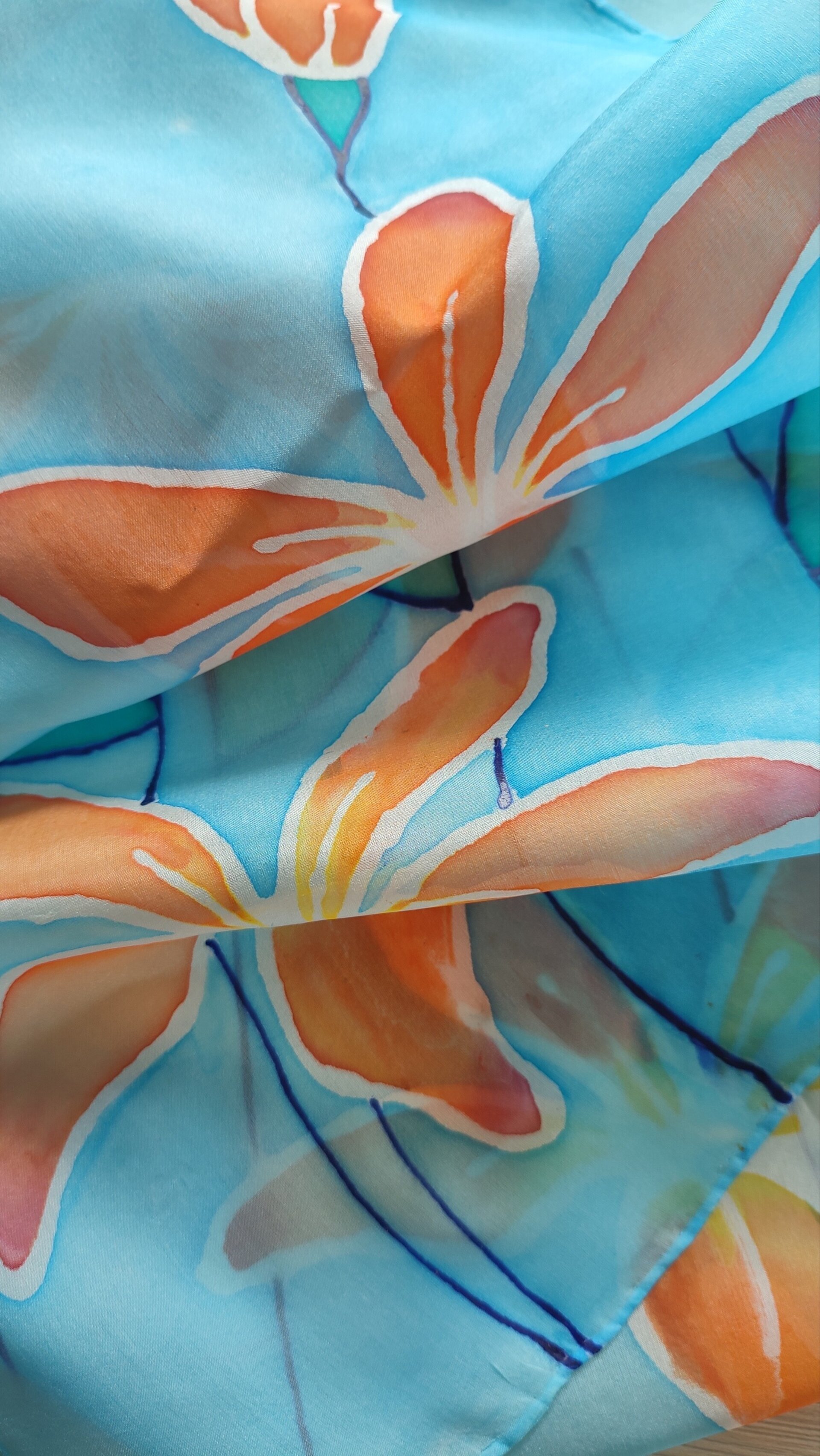Fular de seda pintado a mano con azucenas naranjas sobre fondo azul - 2