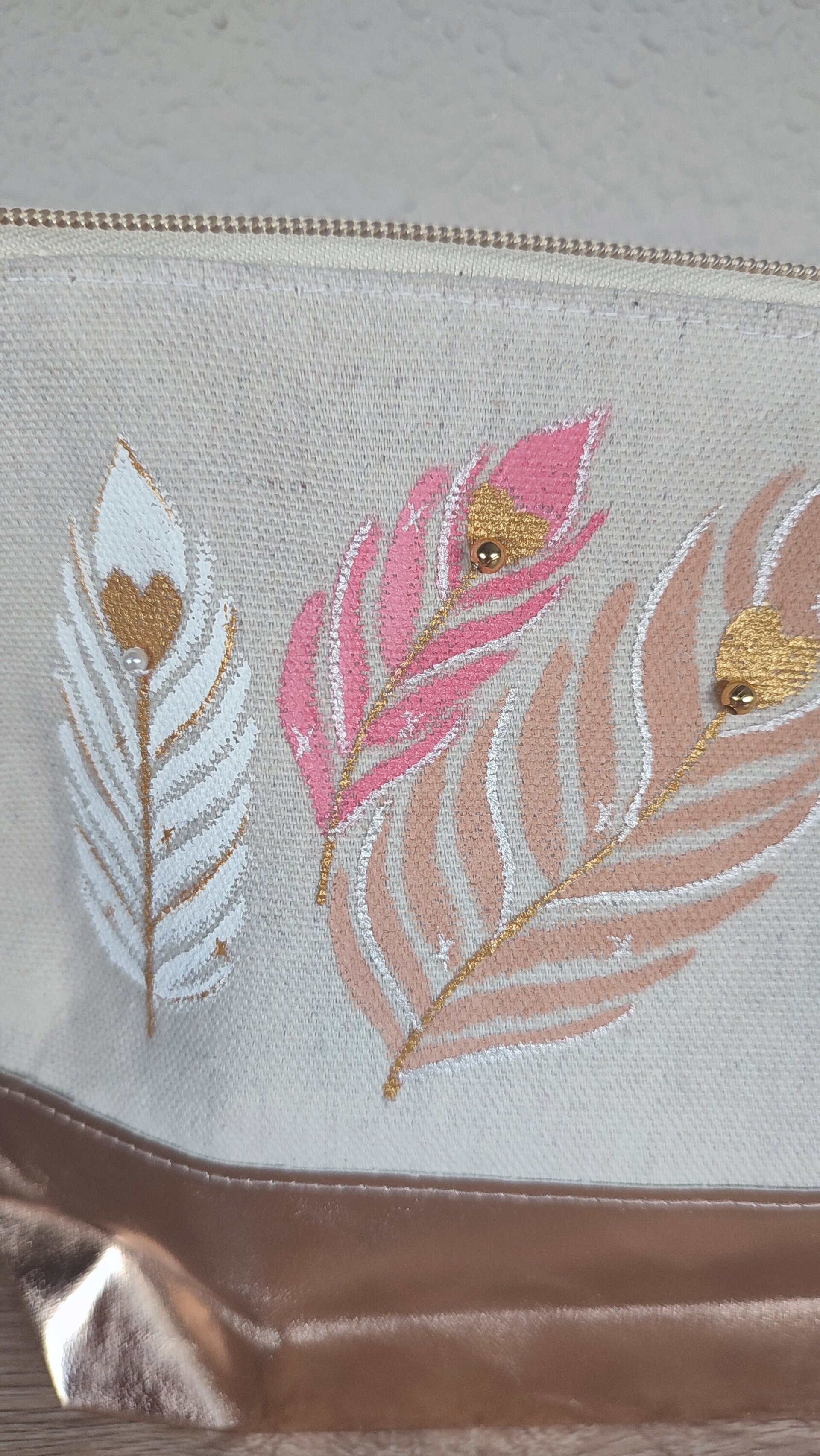 Set de Neceser y Espejo Pintados a Mano con Plumas de Corazón y Perlas Bordadas - 7