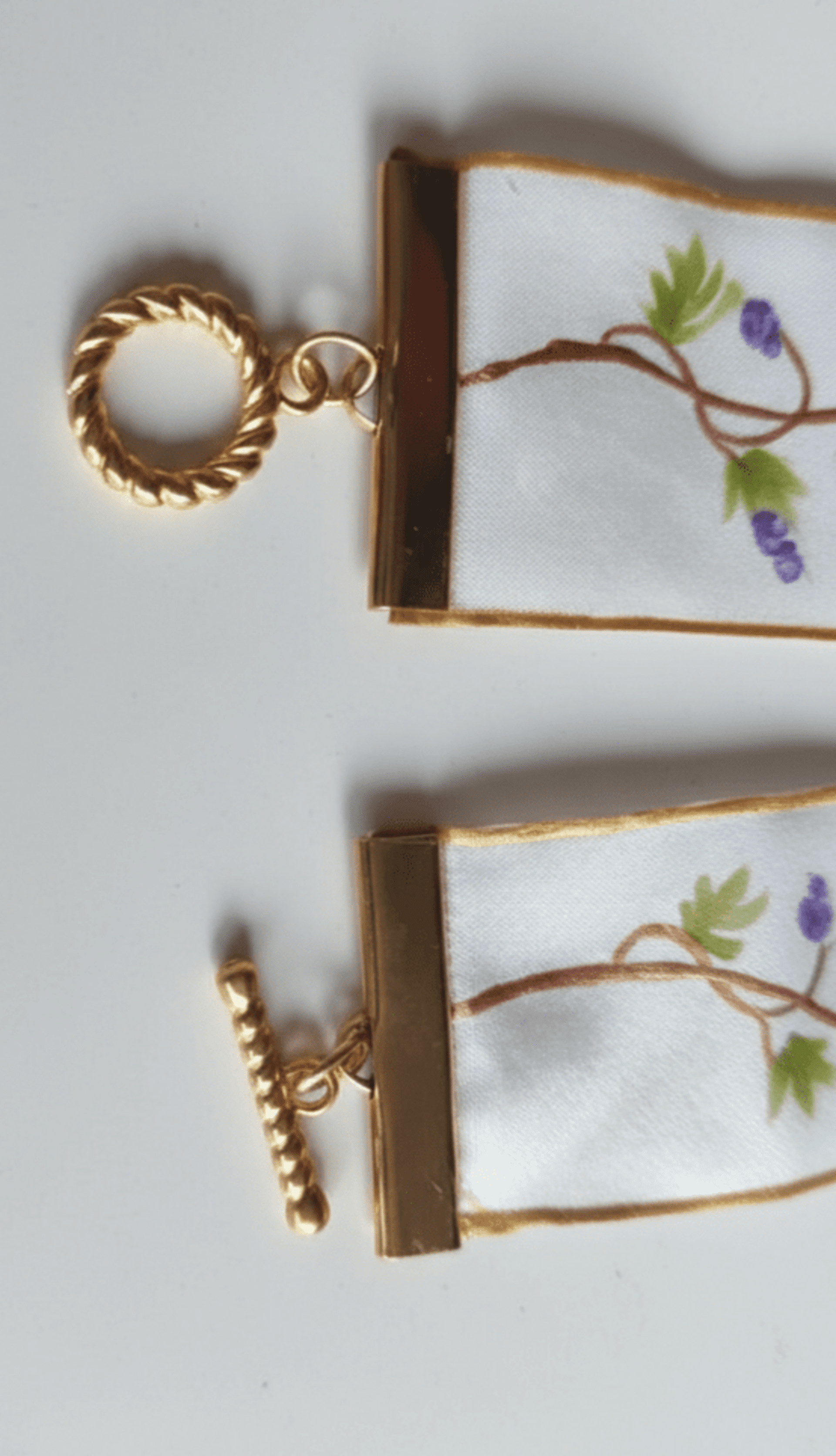 Pulsera de Seda pintada a mano con Diseño de Glicinias y Cierre chapado en oro - 5