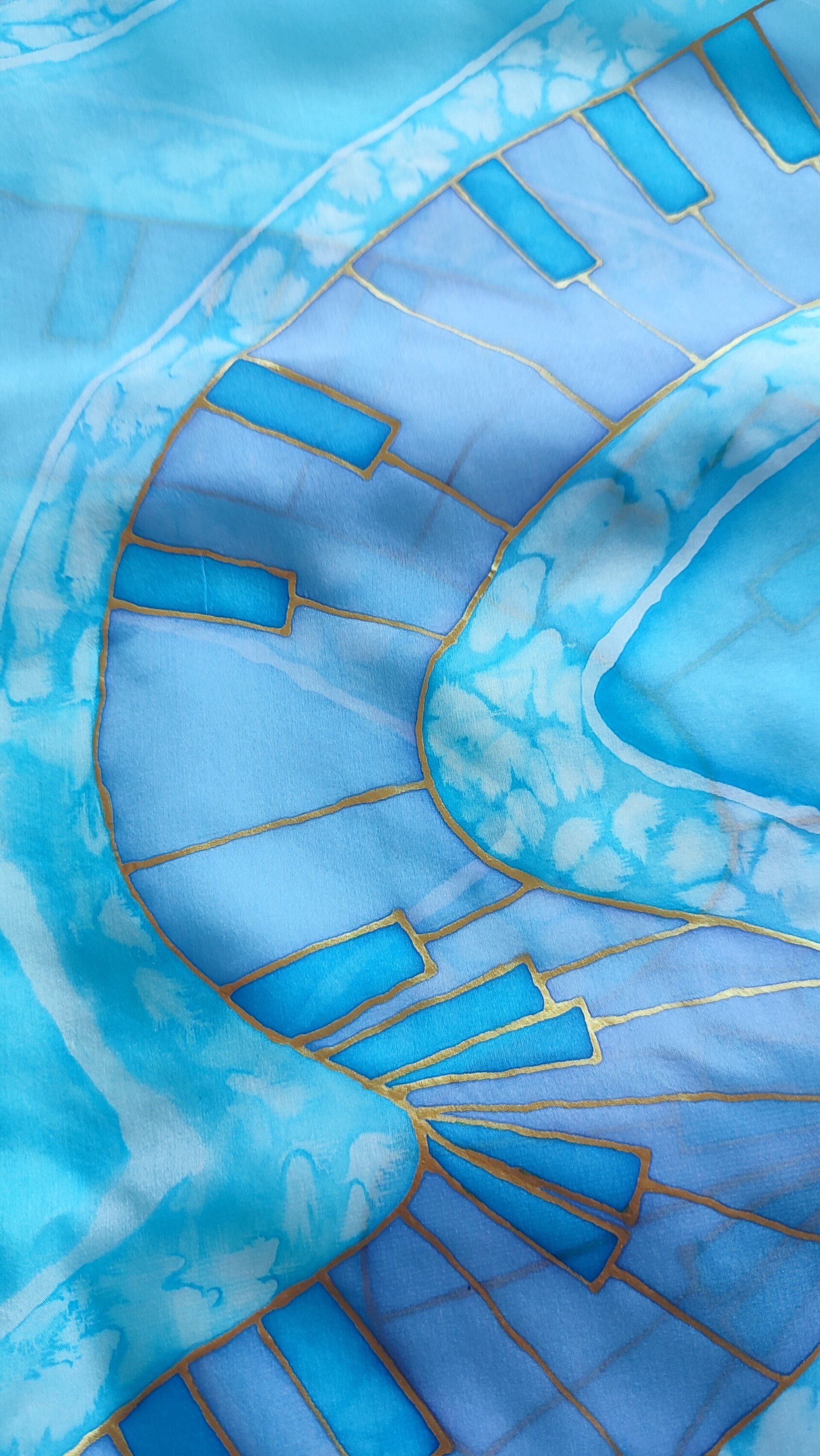 Pañuelo de Seda Pintado a Mano con Diseño de Piano en Tonos Azules - 4