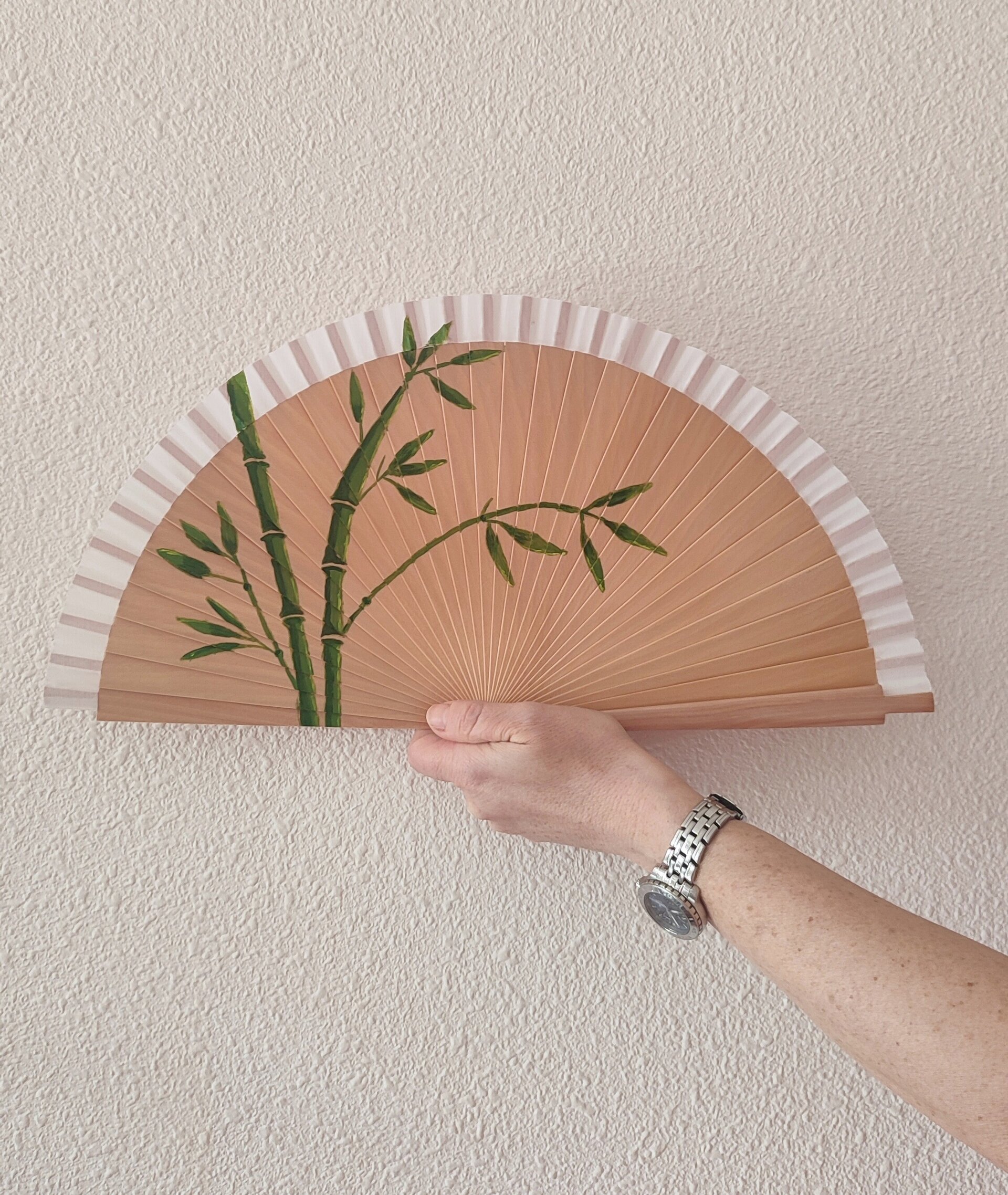 Abanico pintado a mano de madera con diseño de bambú - 2