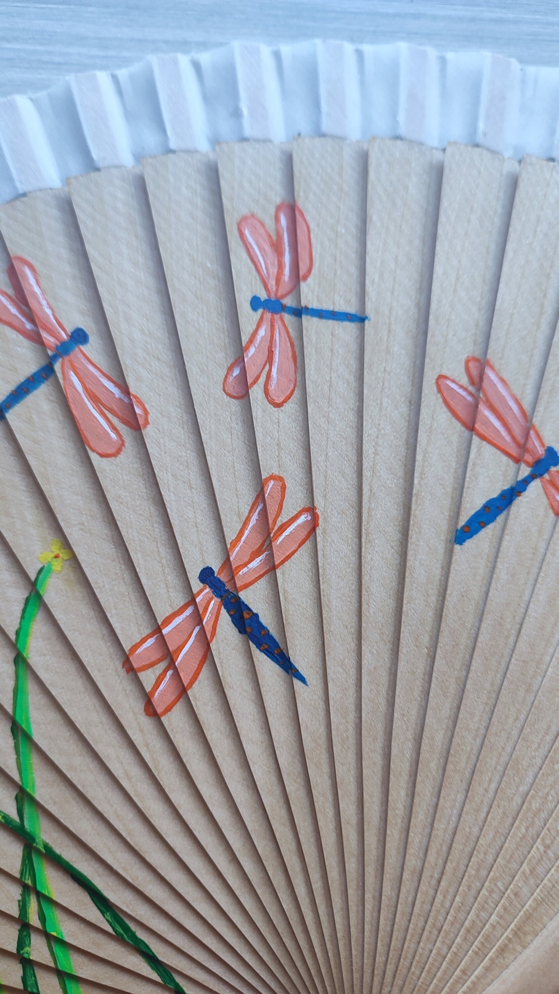 Abanico pintado a mano con libélulas y juncos - 5