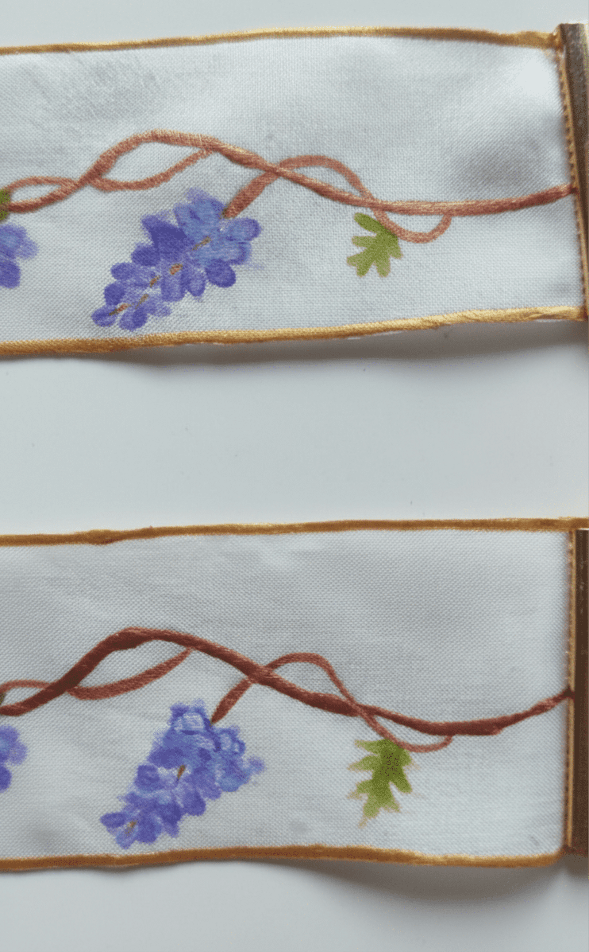 Pulsera de Seda pintada a mano con Diseño de Glicinias y Cierre chapado en oro - 2