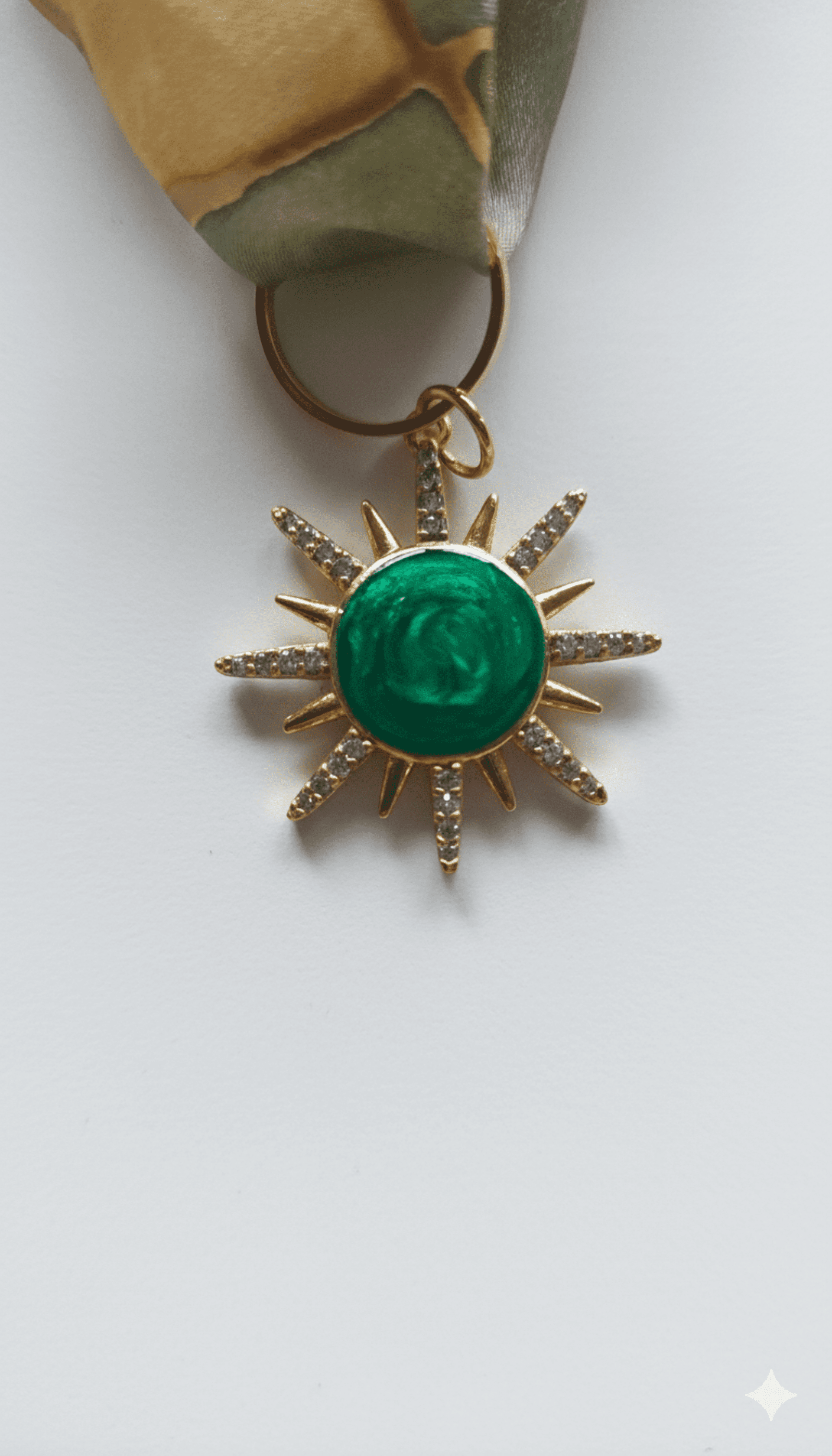 Collar con cinta de seda pintada y colgante chapado en oro - 13