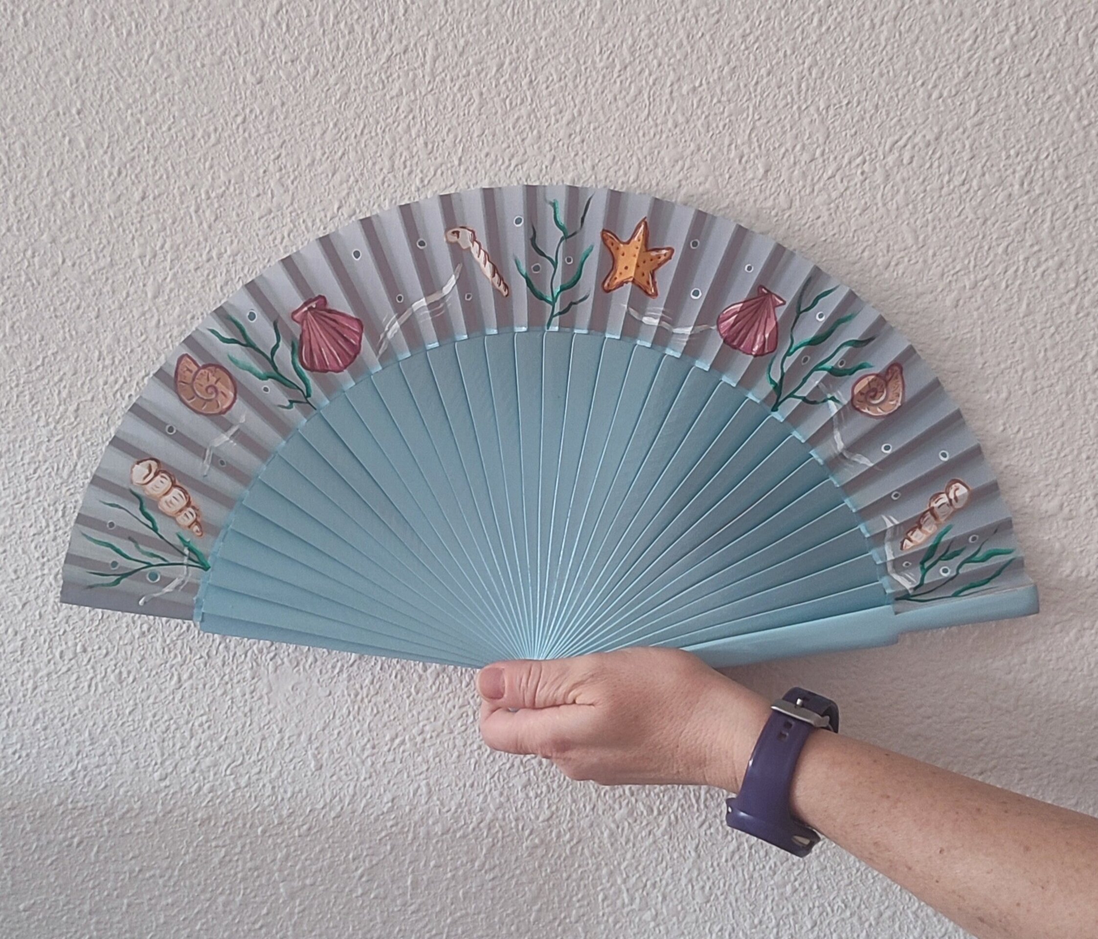 Abanico pintado a manico pintado a mano con conchas marinas y estrellas de mar - 4
