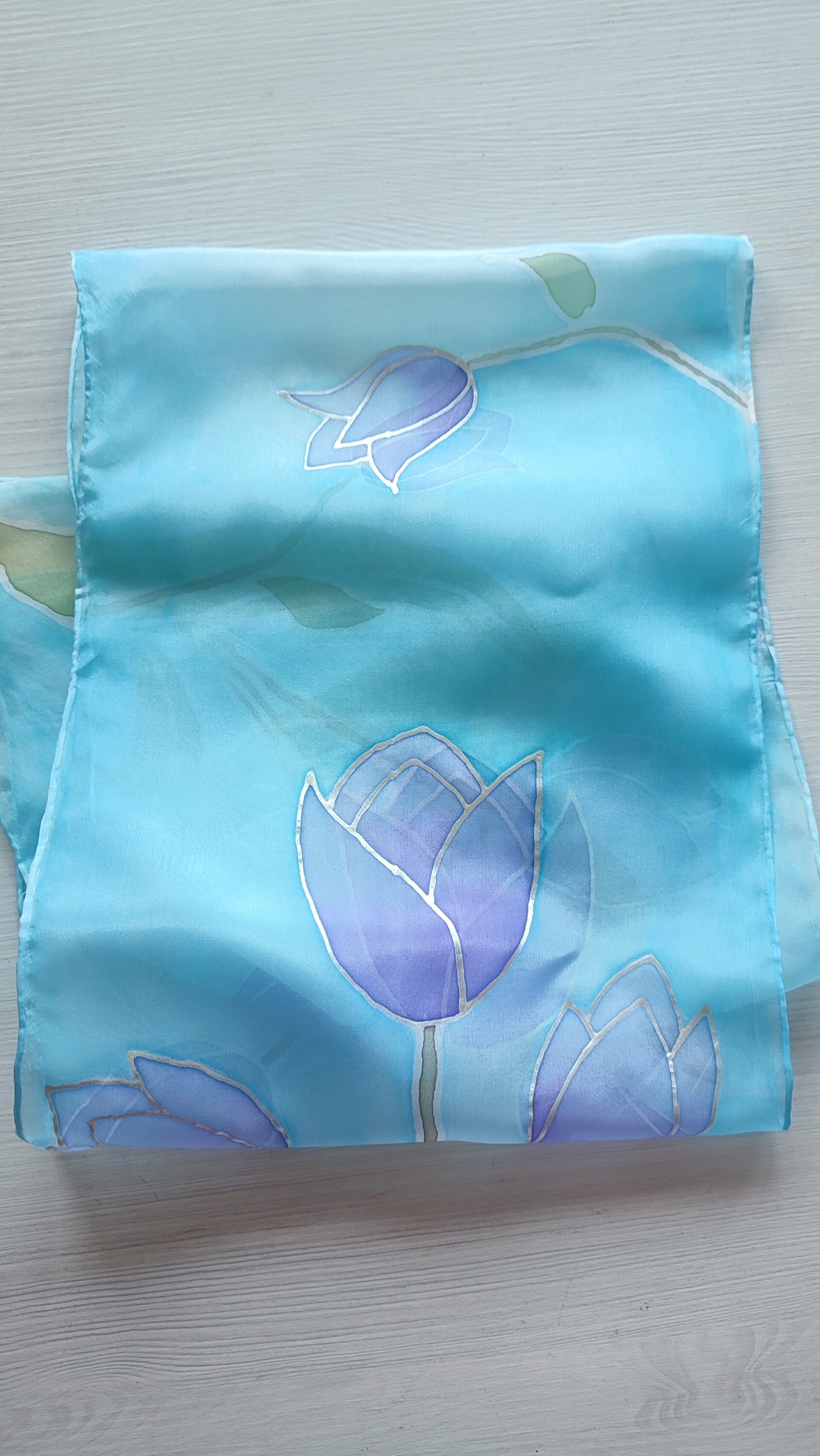 Pañuelo de seda pintado a mano con tulipanes lilas y fondo aguamarina - 4