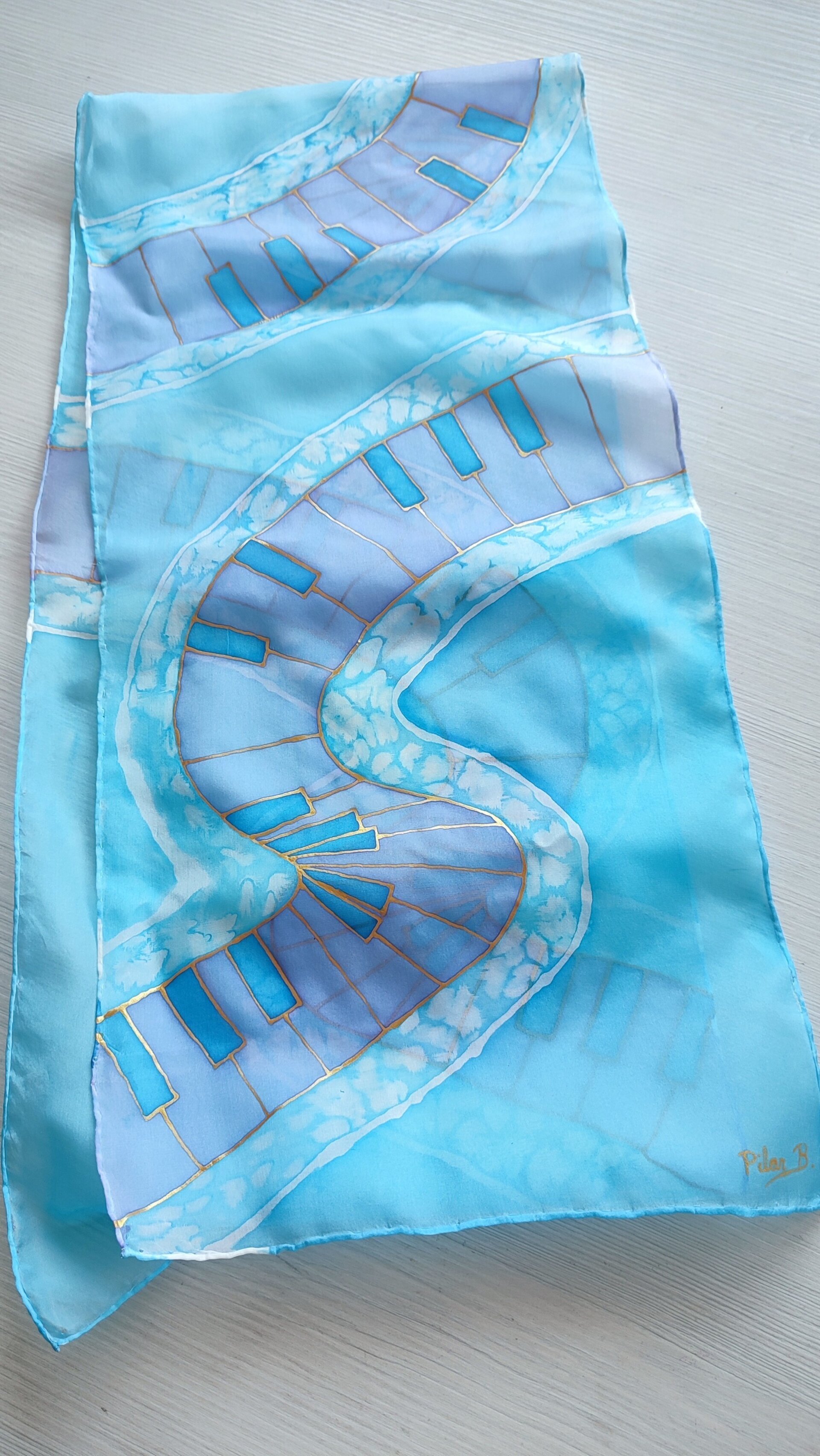 Pañuelo de Seda Pintado a Mano con Diseño de Piano en Tonos Azules - 5