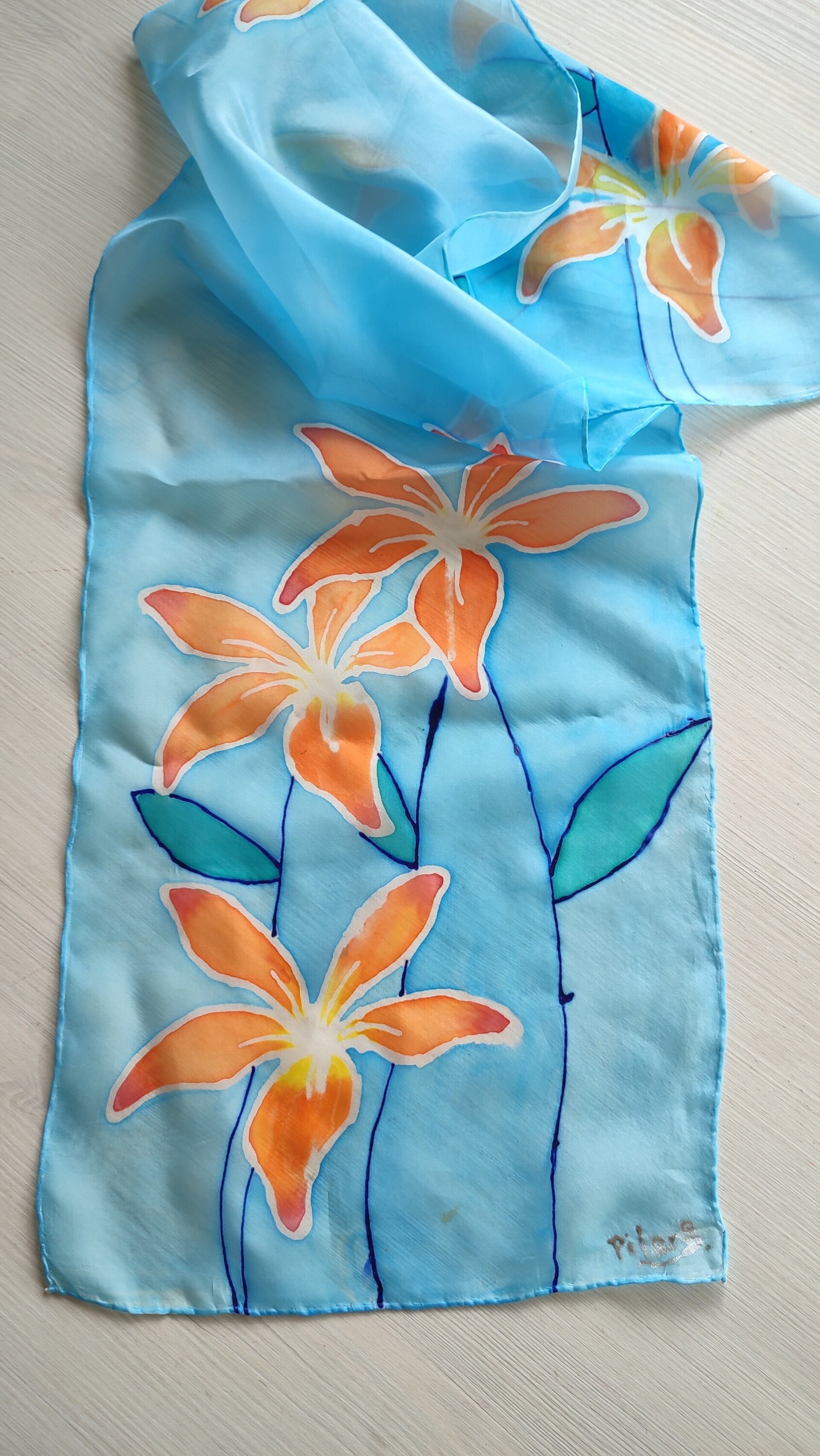 Fular de seda pintado a mano con azucenas naranjas sobre fondo azul - 6