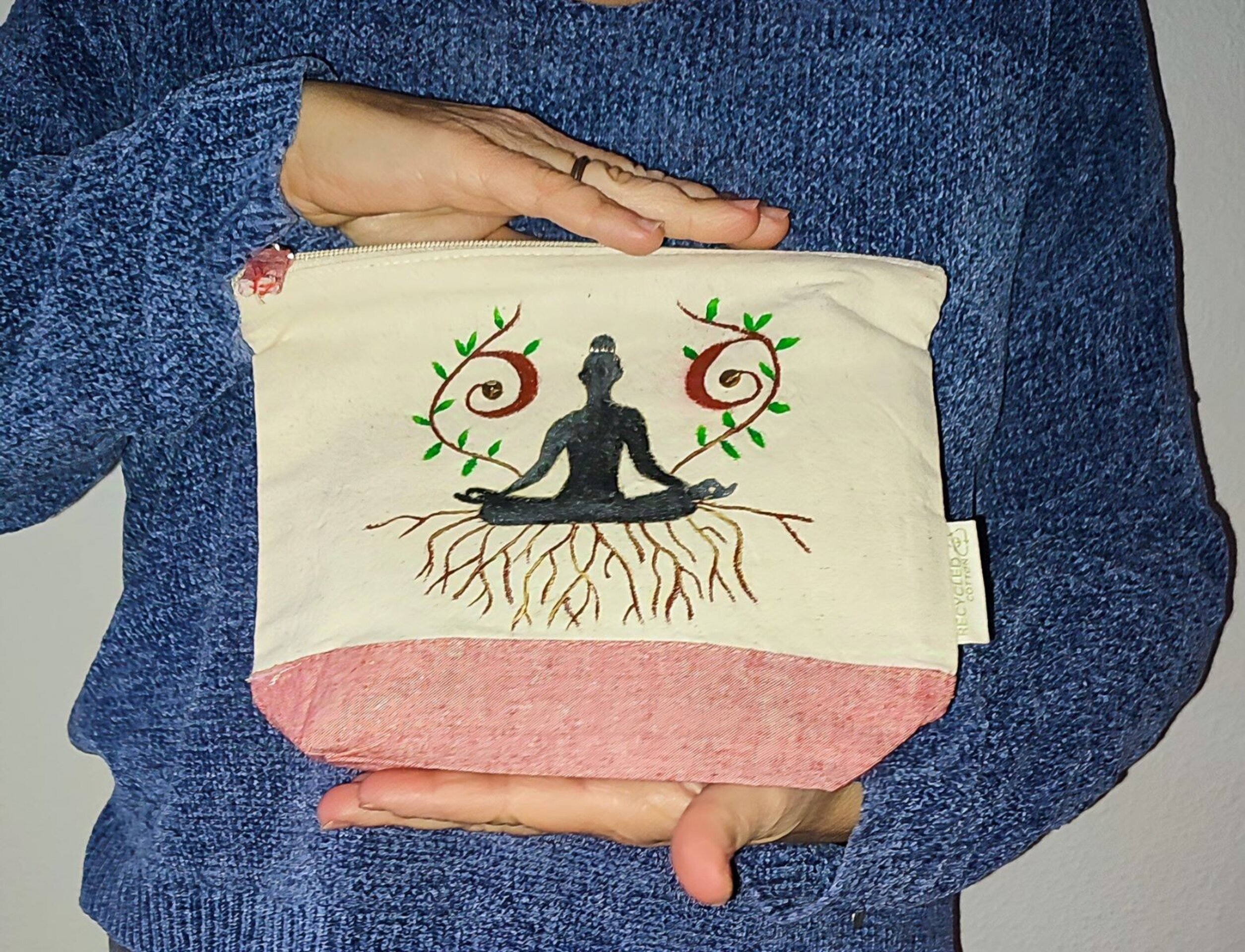 Set de Tote bag y Neceser de Algodón Reciclado Pintado a Mano – Diseño de Medita - 4