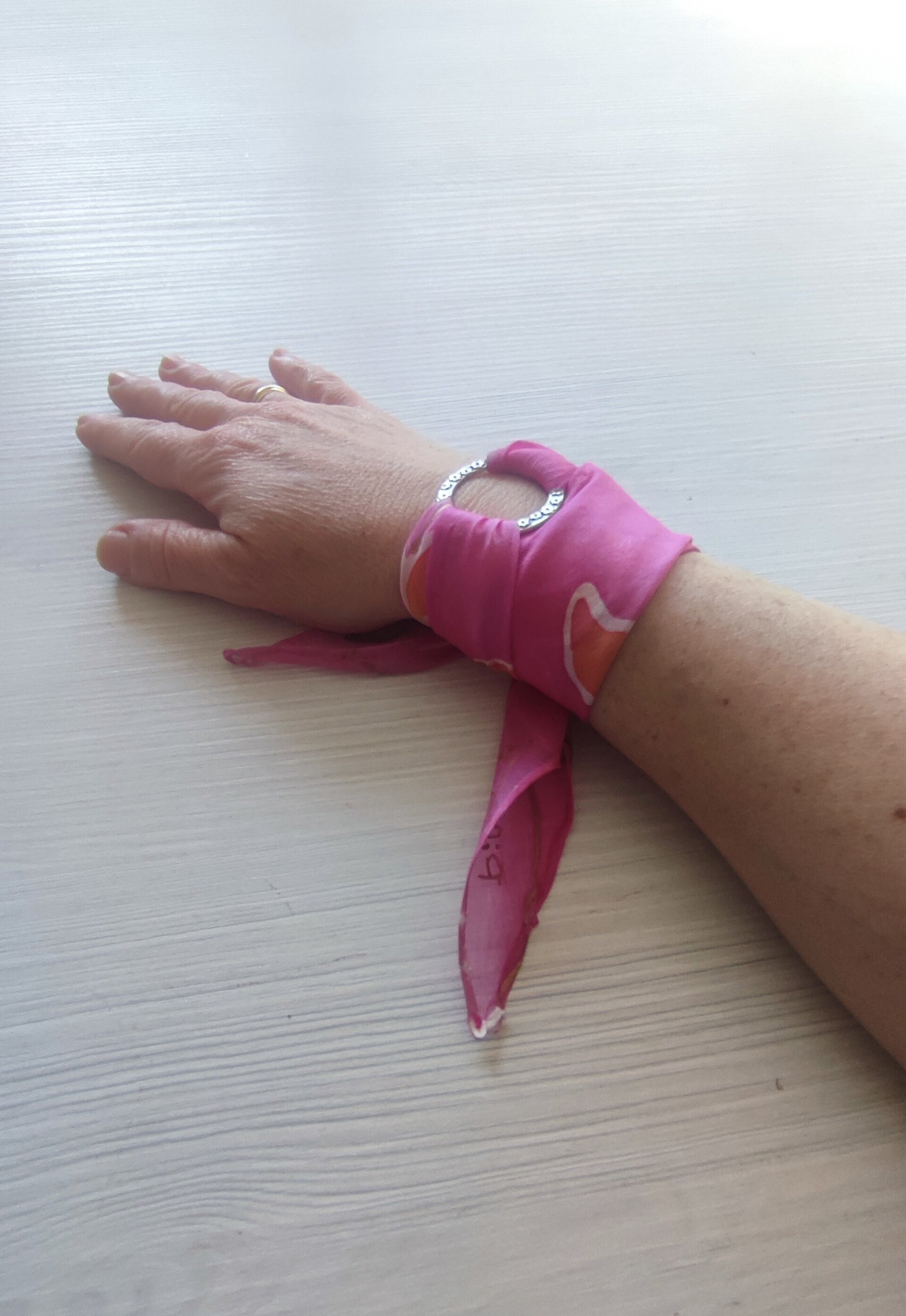 Brazalete de seda pintado a mano con azucenas - 4