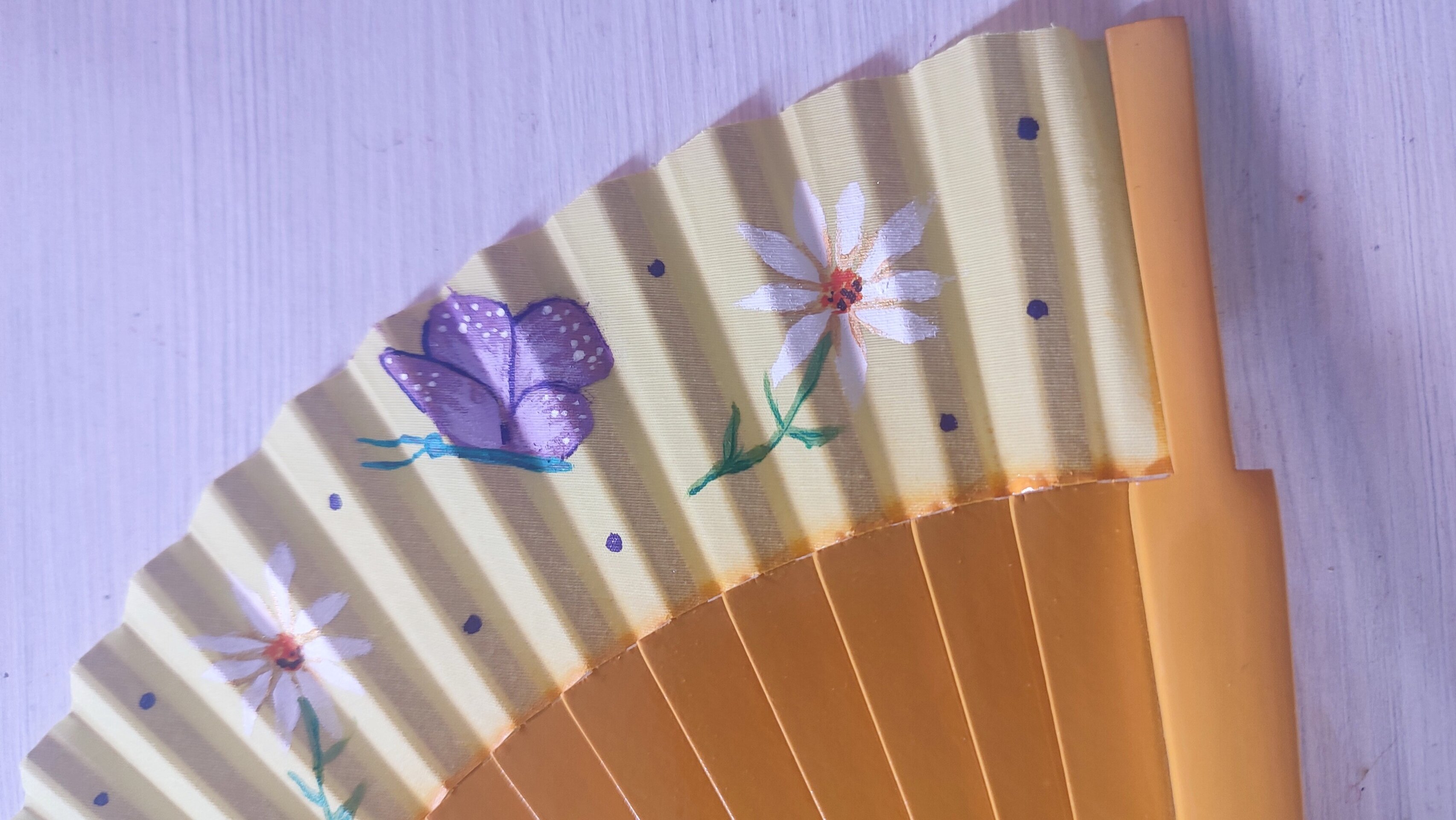 Abanico pintado a mano con margaritas y mariposas lilas - 5