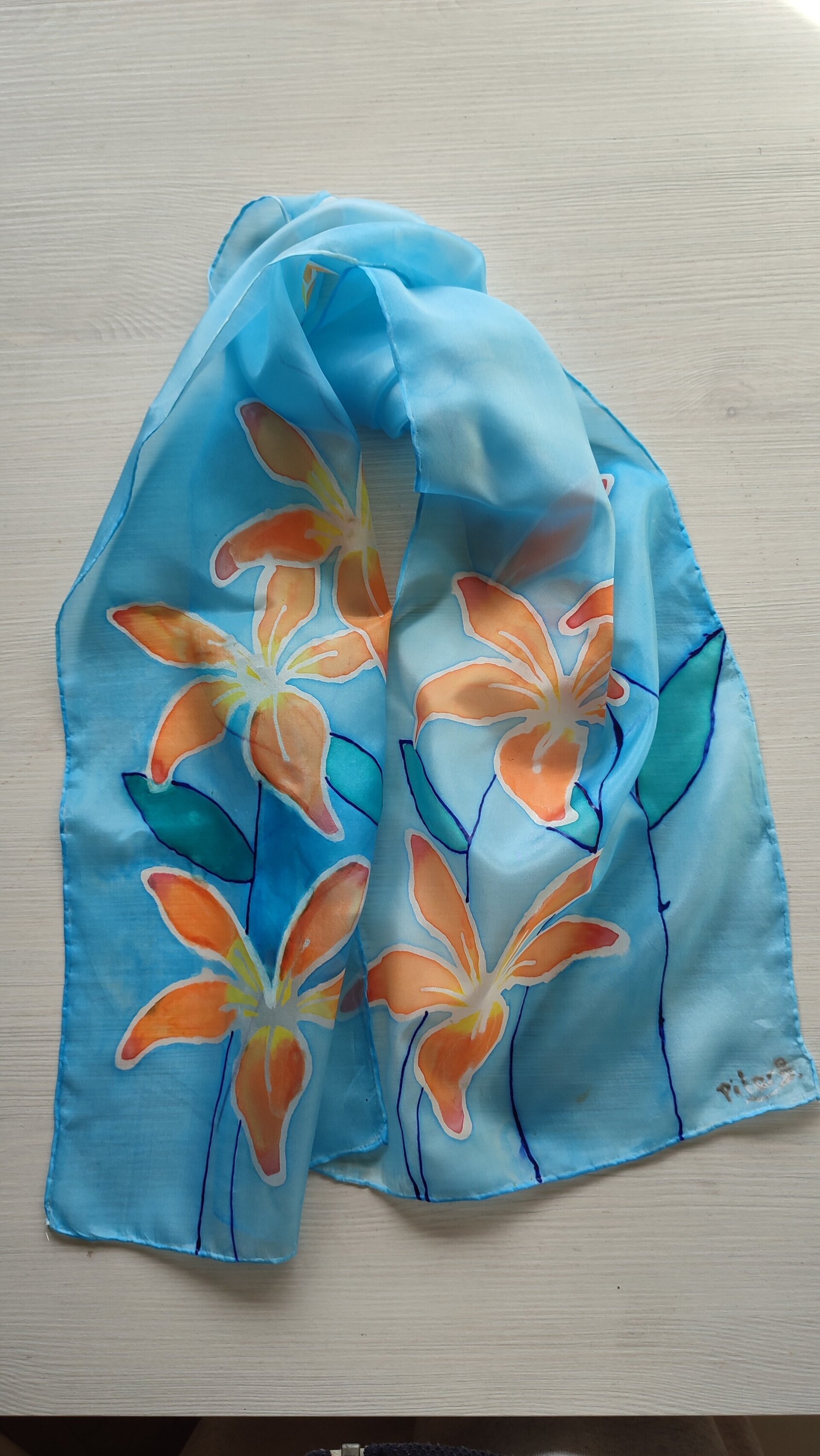 Fular de seda pintado a mano con azucenas naranjas sobre fondo azul - 4