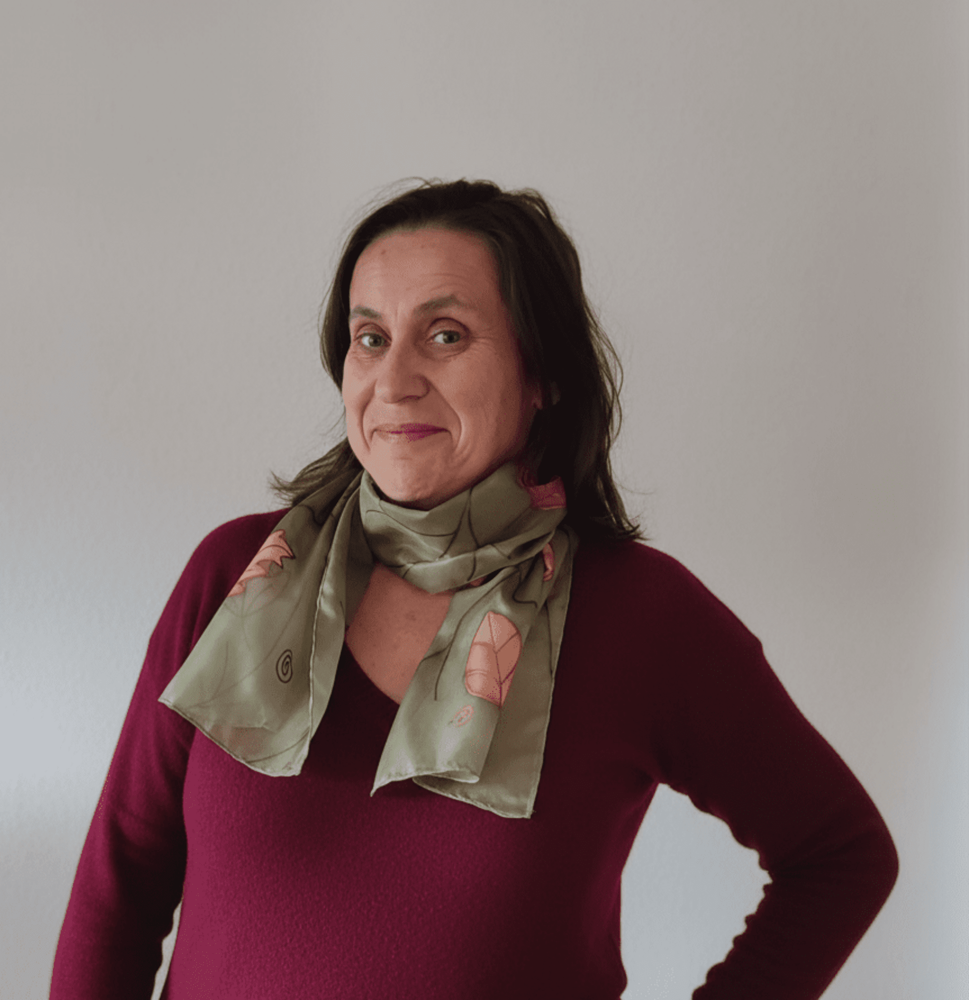 Pañuelo de seda pintado a mano con hojas otoñales en tonos verdes y rosados - 2