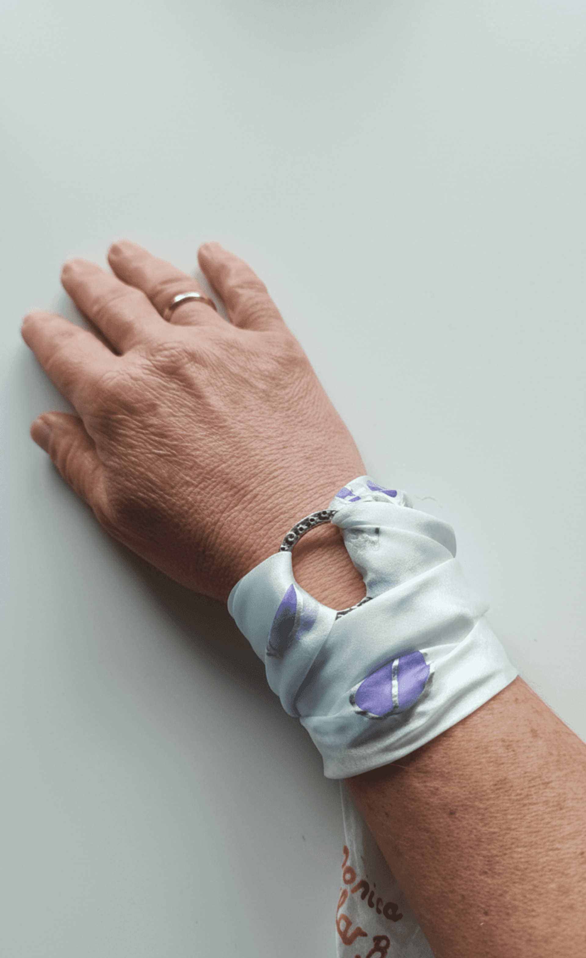 Brazalete de Seda Natural "Glicinias" Pintado a Mano - Colección Bridgerton - 3