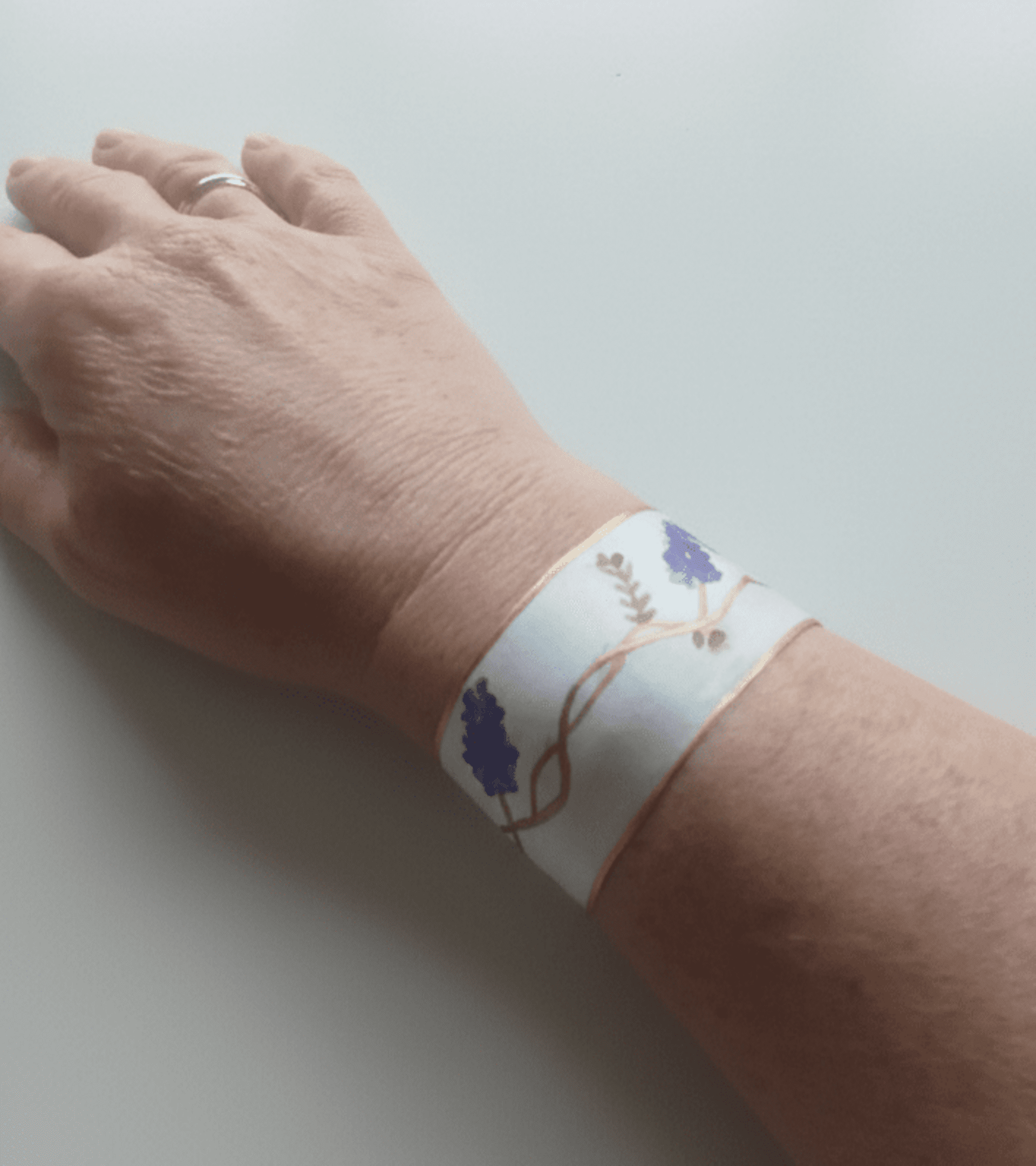 Pulsera de Seda pintada a mano con Diseño de Glicinias y Cierre chapado en oro - 4